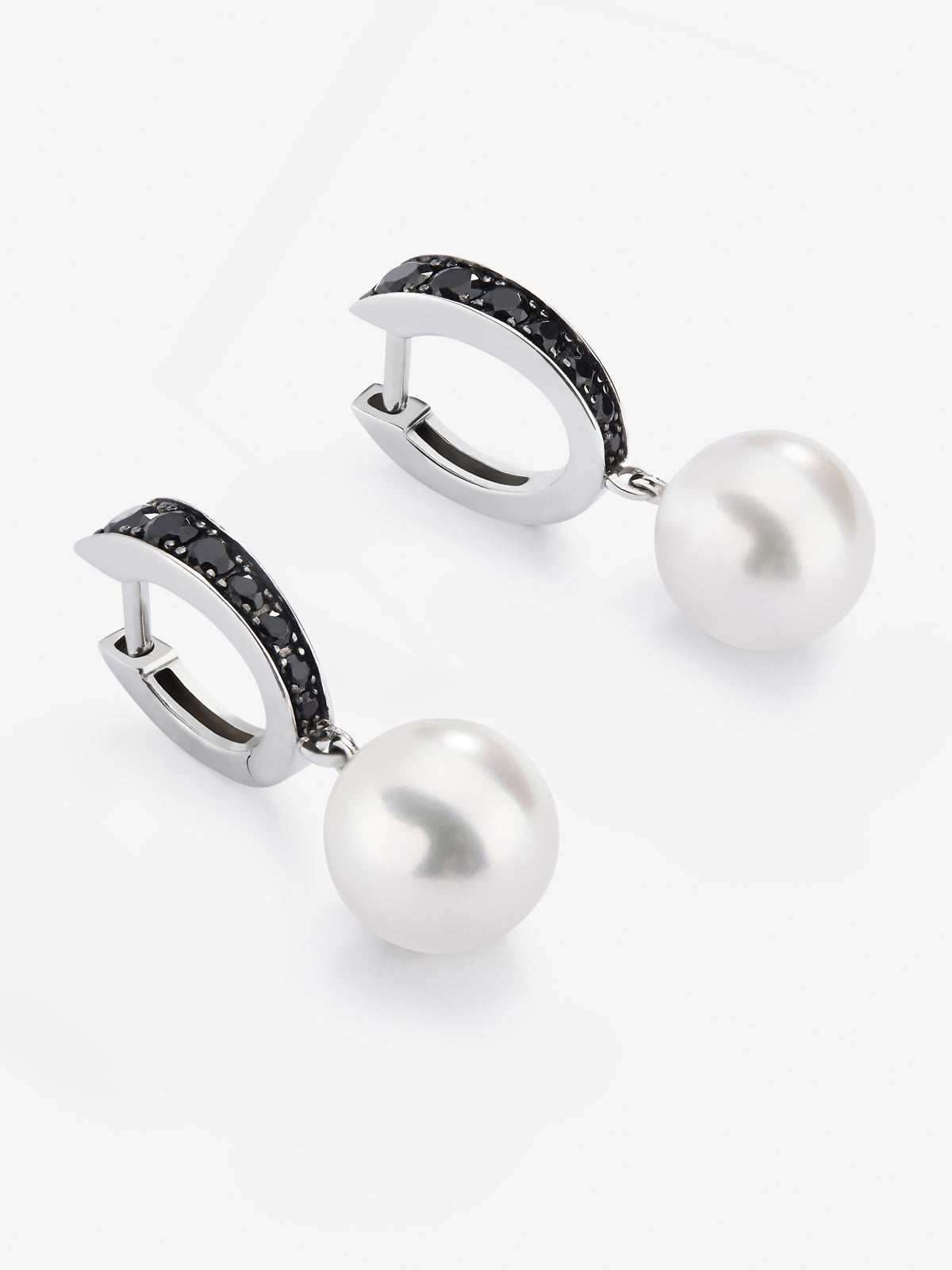 Pendientes de aro de plata 925 con espinelas negras y perlas akoya de 8,5mm