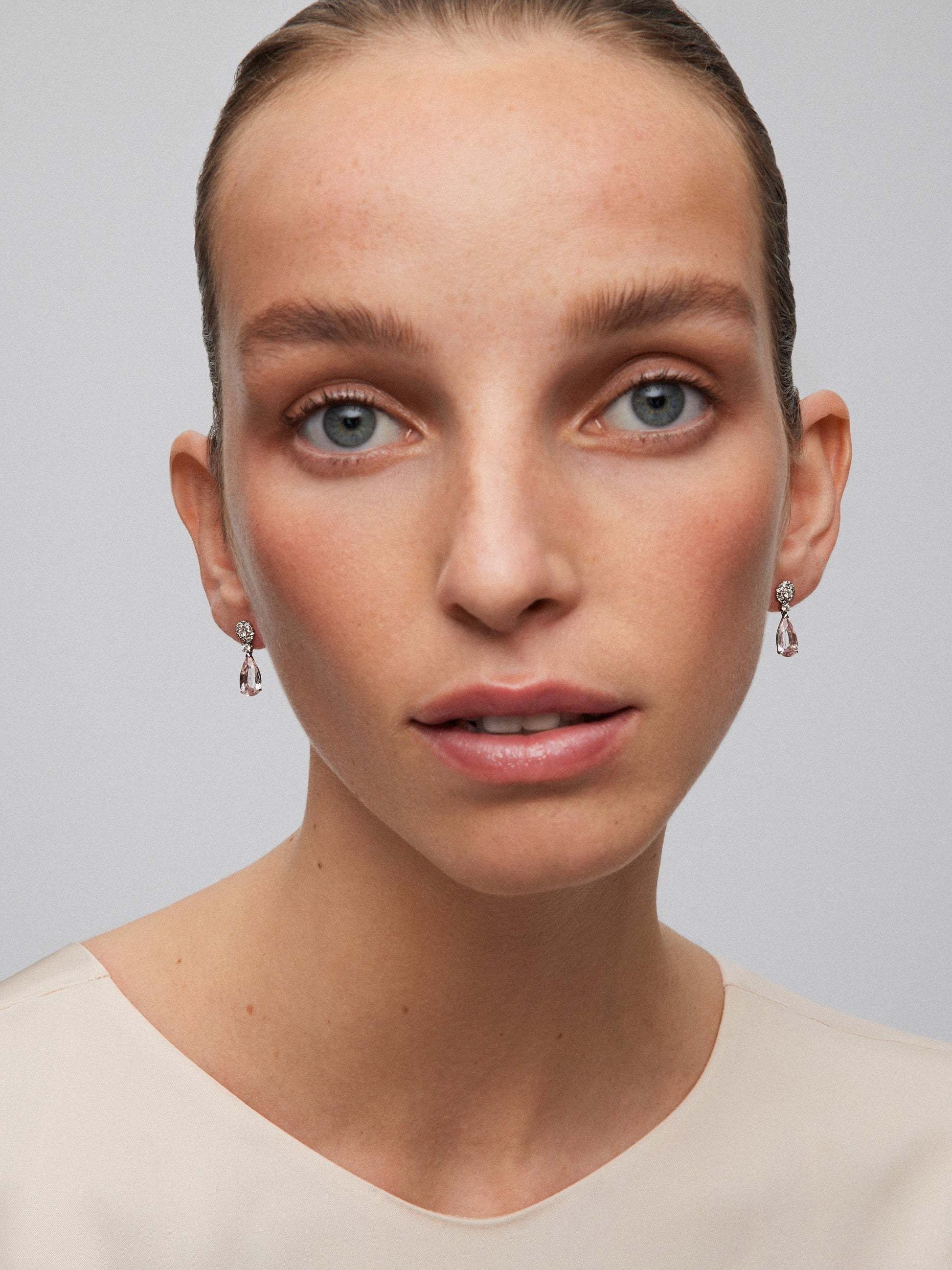 Pendientes de oro blanco de 18K con 2 morganitas en talla pera con un total de 2,42 cts y 16 diamantes en talla brillante con un total de 0,37 cts