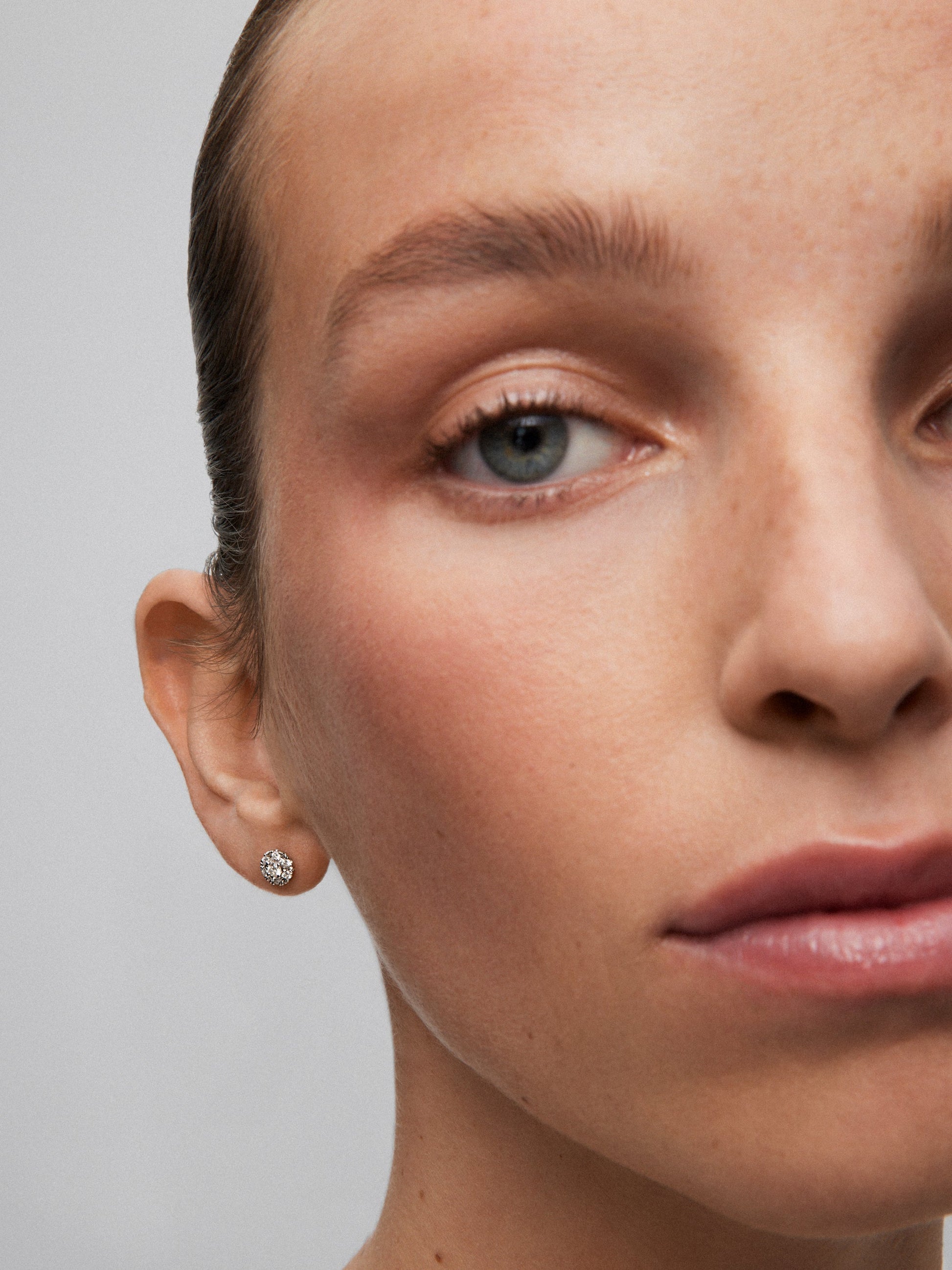 Pendientes de oro blanco de 18K con 2 morganitas en talla pera con un total de 2,42 cts y 16 diamantes en talla brillante con un total de 0,37 cts