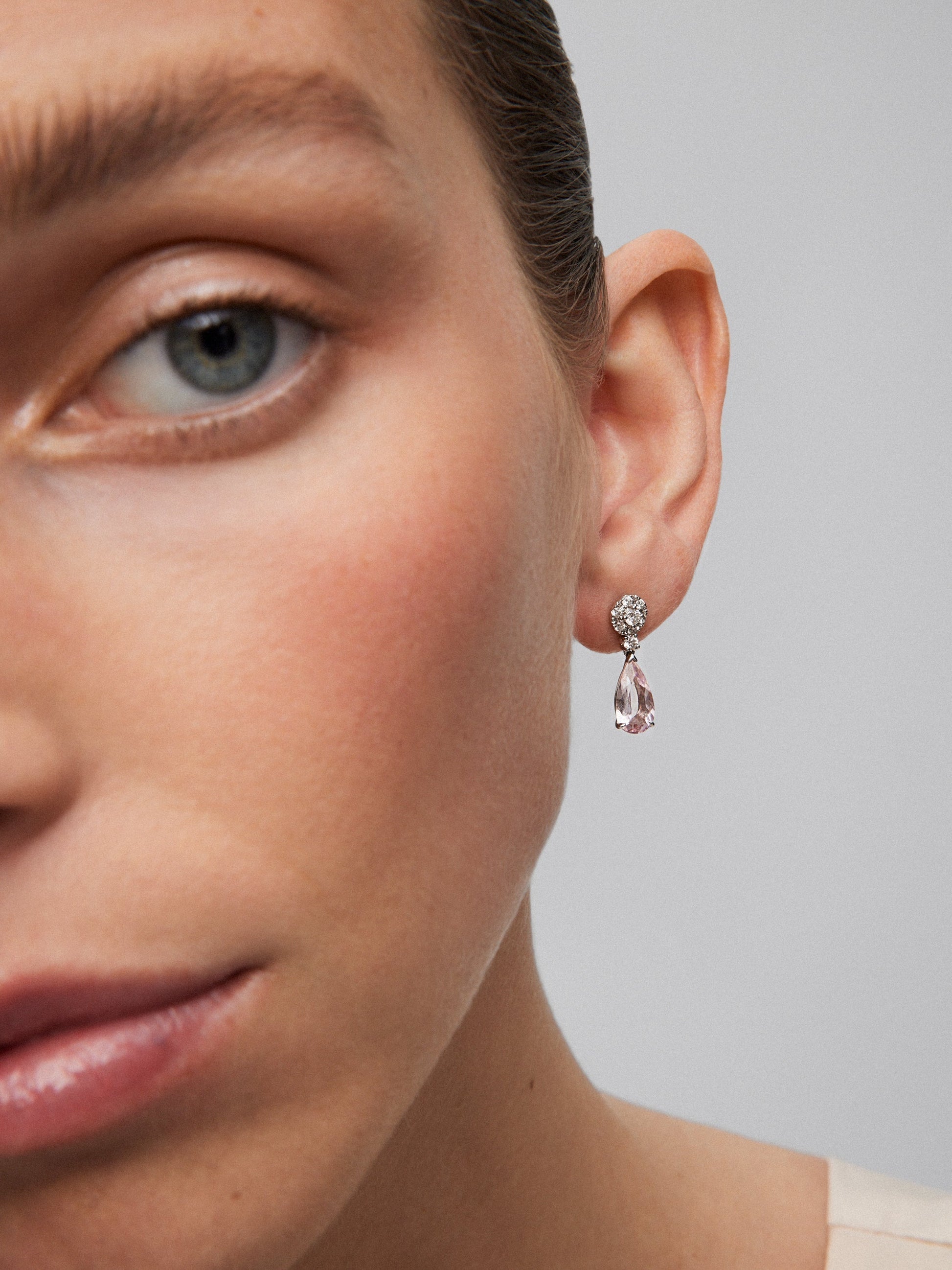 Pendientes de oro blanco de 18K con 2 morganitas en talla pera con un total de 2,42 cts y 16 diamantes en talla brillante con un total de 0,37 cts