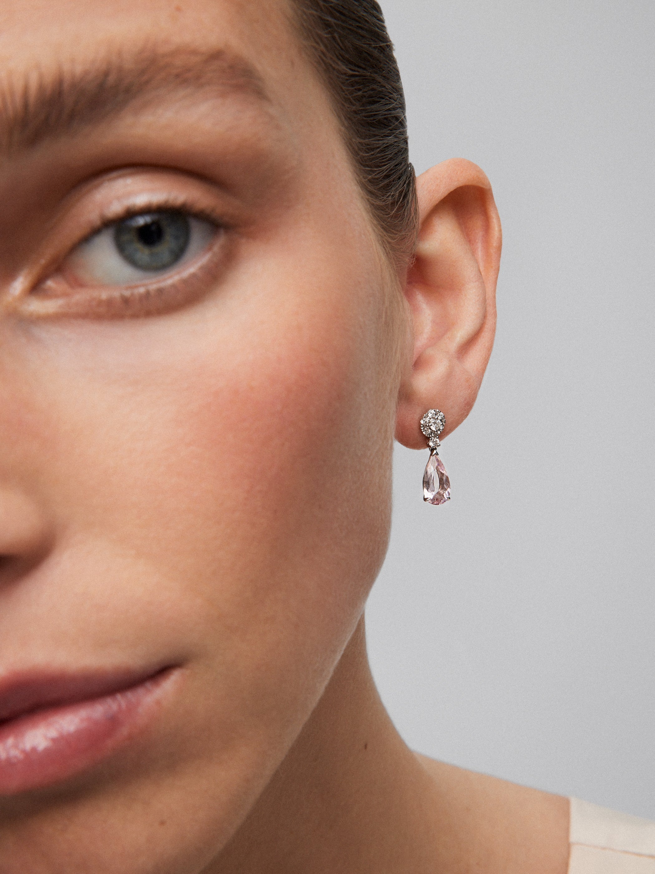 Pendientes de oro blanco de 18K con 2 morganitas en talla pera con un total de 2,42 cts y 16 diamantes en talla brillante con un total de 0,37 cts