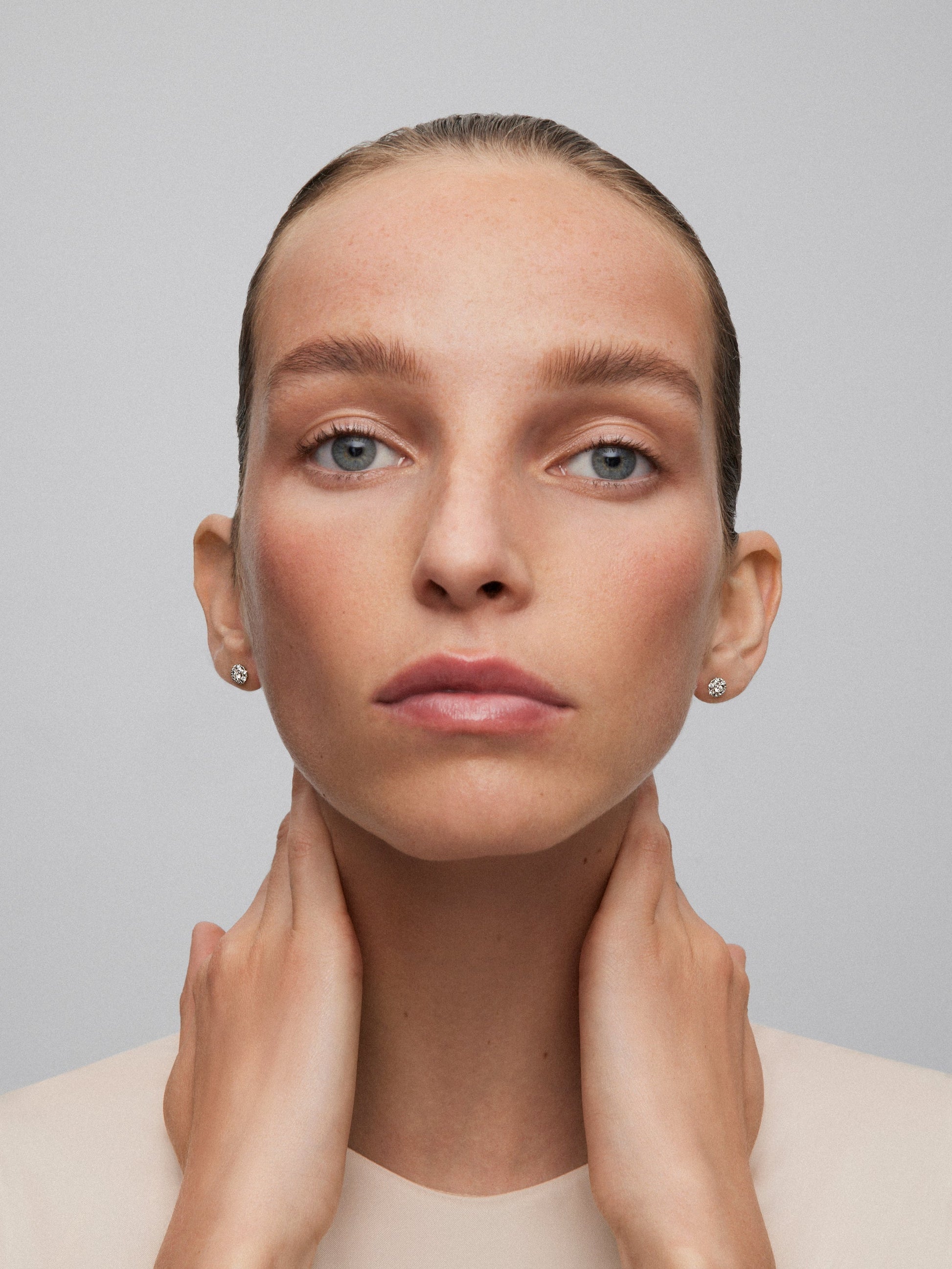 Pendientes de oro blanco de 18K con 2 morganitas en talla pera con un total de 2,42 cts y 16 diamantes en talla brillante con un total de 0,37 cts