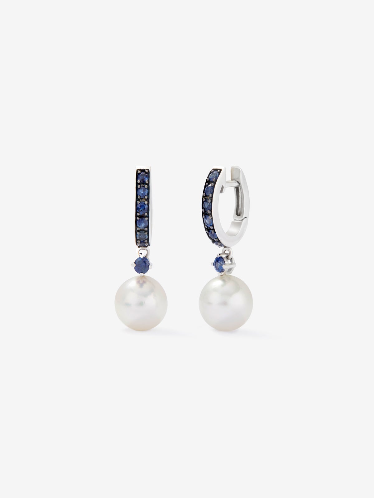 Pendiente de aro de plata 925 combinado con perla akoya de 8,5 mm y zafiro