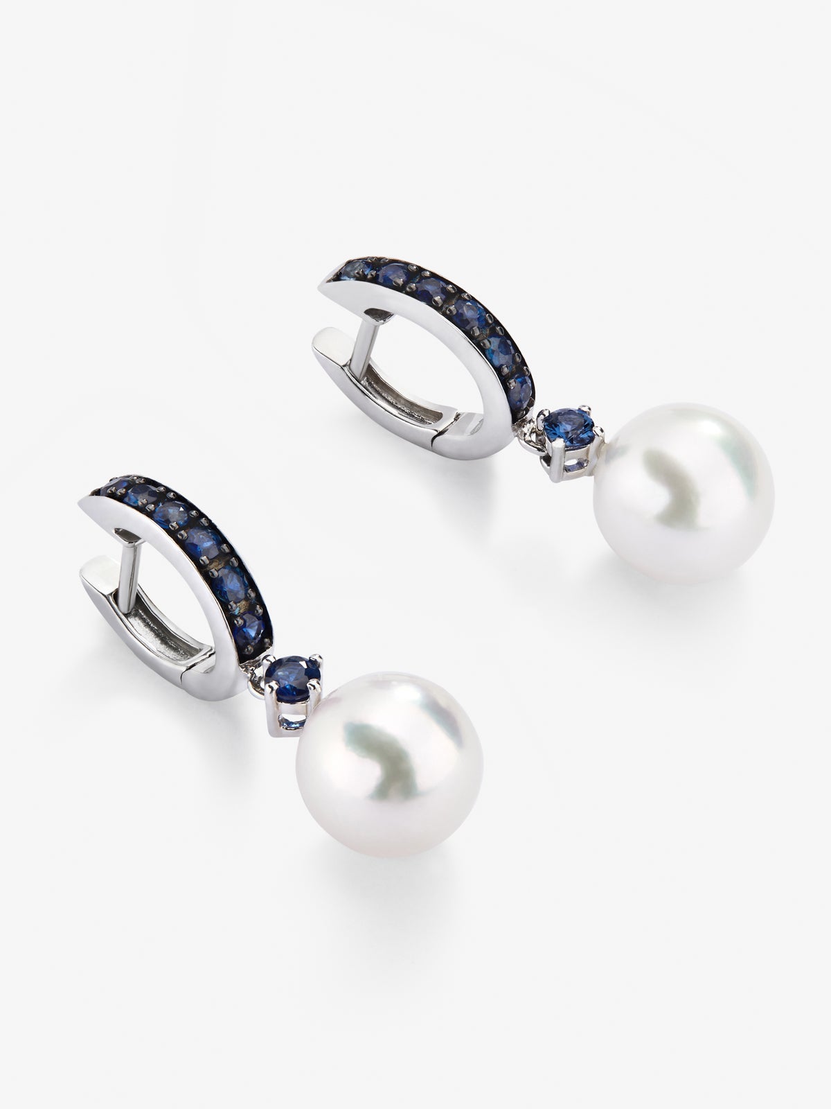 Pendiente de aro de plata 925 combinado con perla akoya de 8,5 mm y zafiro