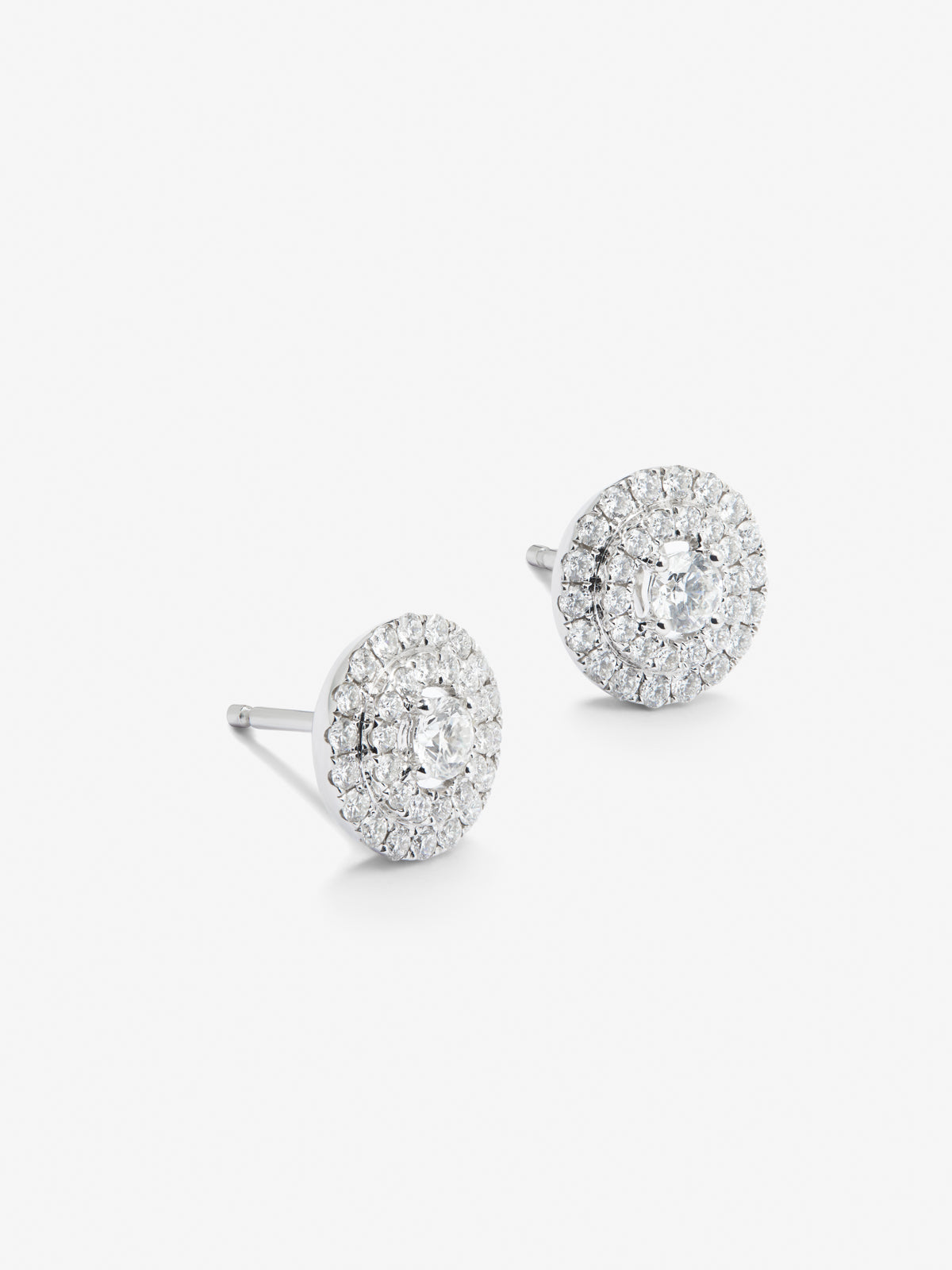 Pendientes de oro blanco de 18K con 66 diamantes en tallla brillante con un total de 0,99 cts