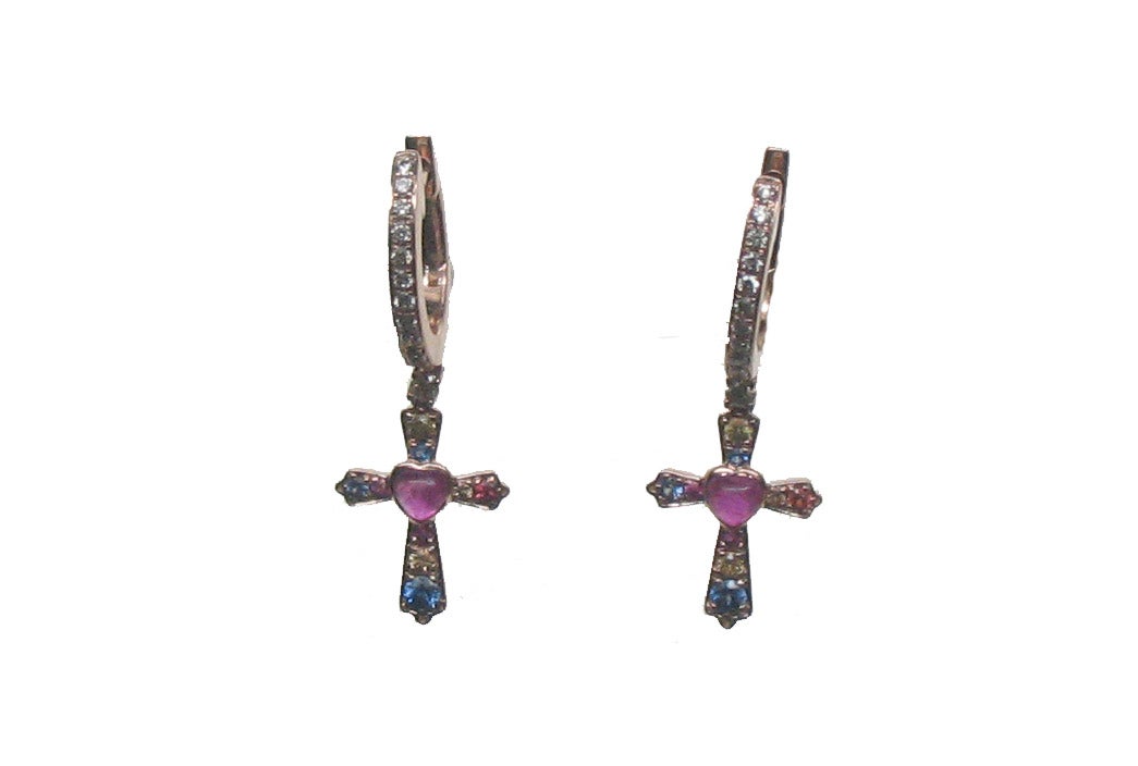 Pendientes cruz de oro rosa de 18K con 20 zafiros multicolor en talla brillante con un total de 0,48 cts, 26 diamantes marrones en talla brillante con un total de 0,16 cts y 2 zafiros rosas en talla corazón con un total de 0,08 cts