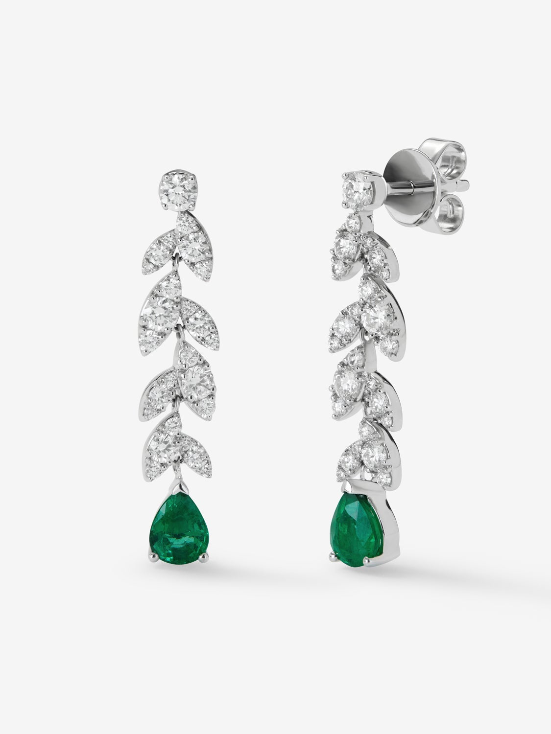 Pendientes de oro blanco de 18K con dos esmeraldas verdes en talla pera con un total de 1 ct y 50 diamantes en talla brillante con un total de 1,12 cts