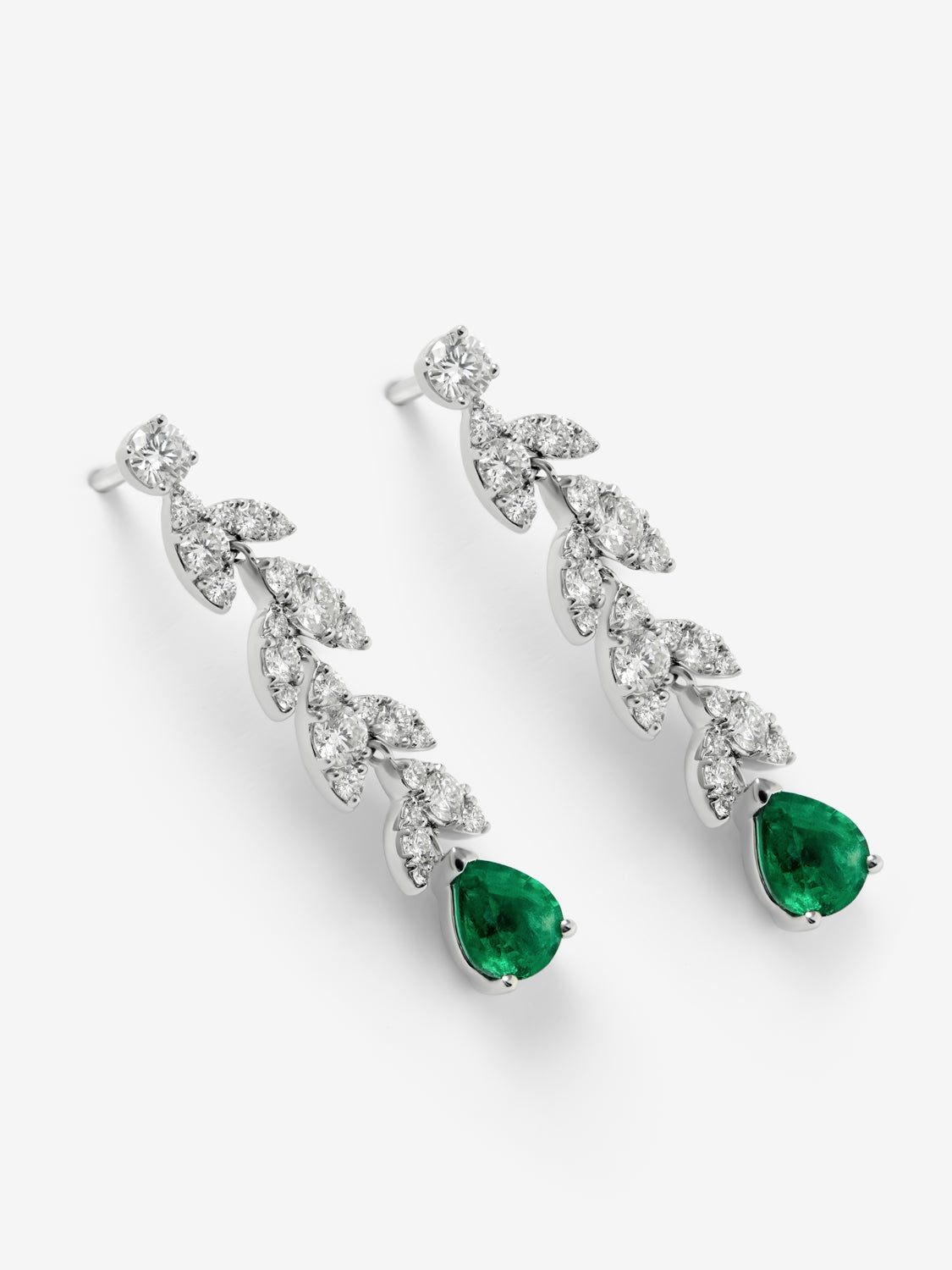 Pendientes de oro blanco de 18K con dos esmeraldas verdes en talla pera con un total de 1 ct y 50 diamantes en talla brillante con un total de 1,12 cts