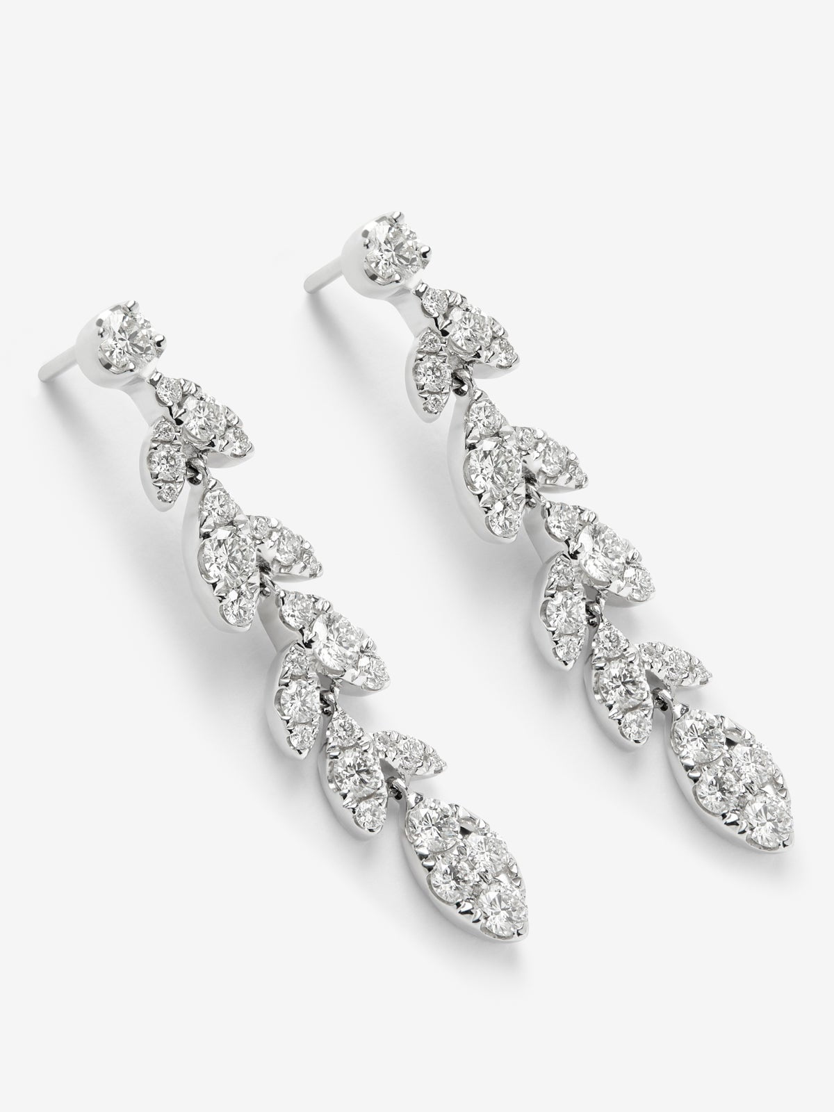 Pendientes de oro blanco de 18K con 58 diamantes en talla brillante con un total de 1,48 cts