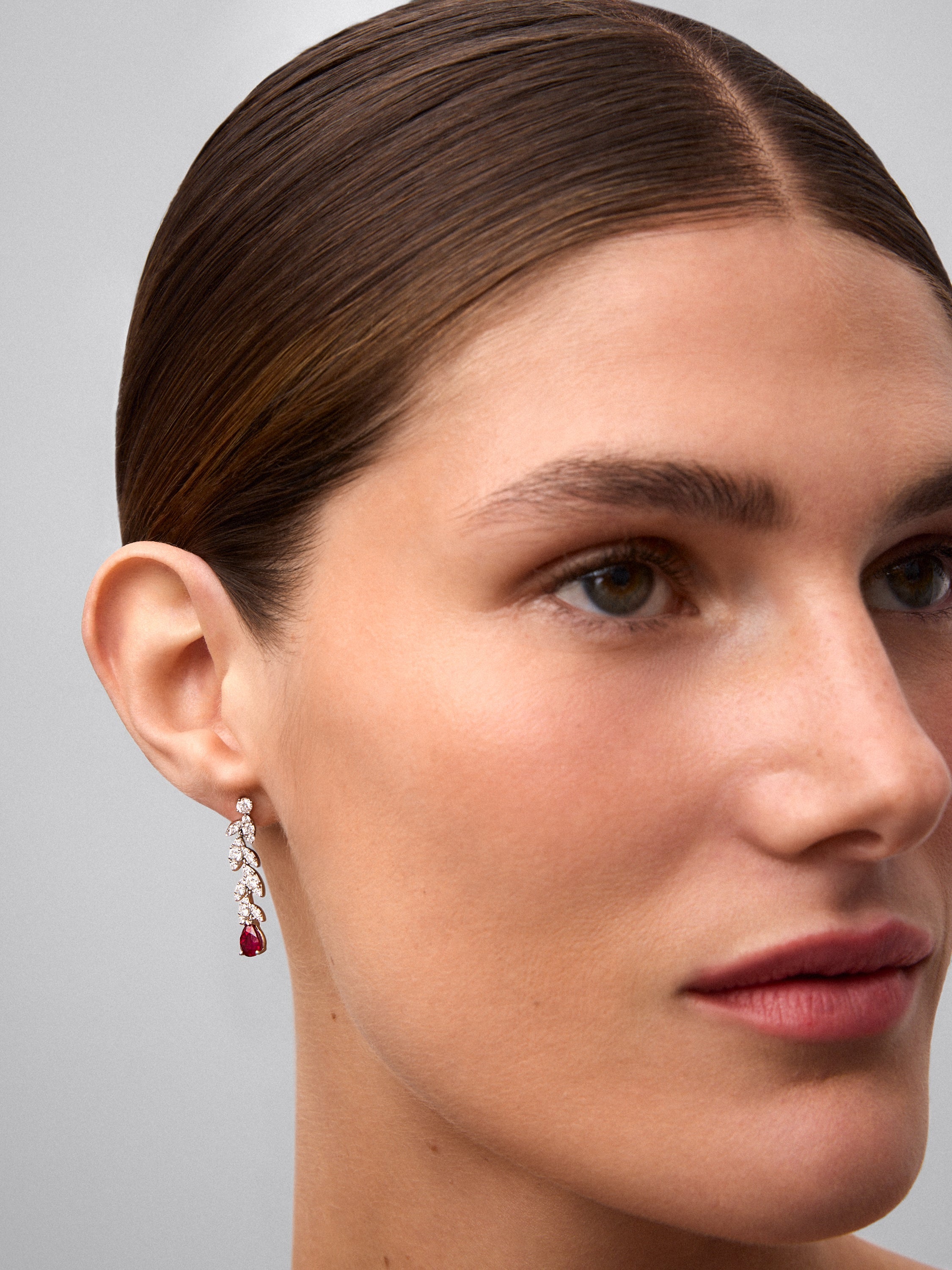 Pendientes de Alta Joyería en oro blanco de 18K con diamantes y rubíes rojos