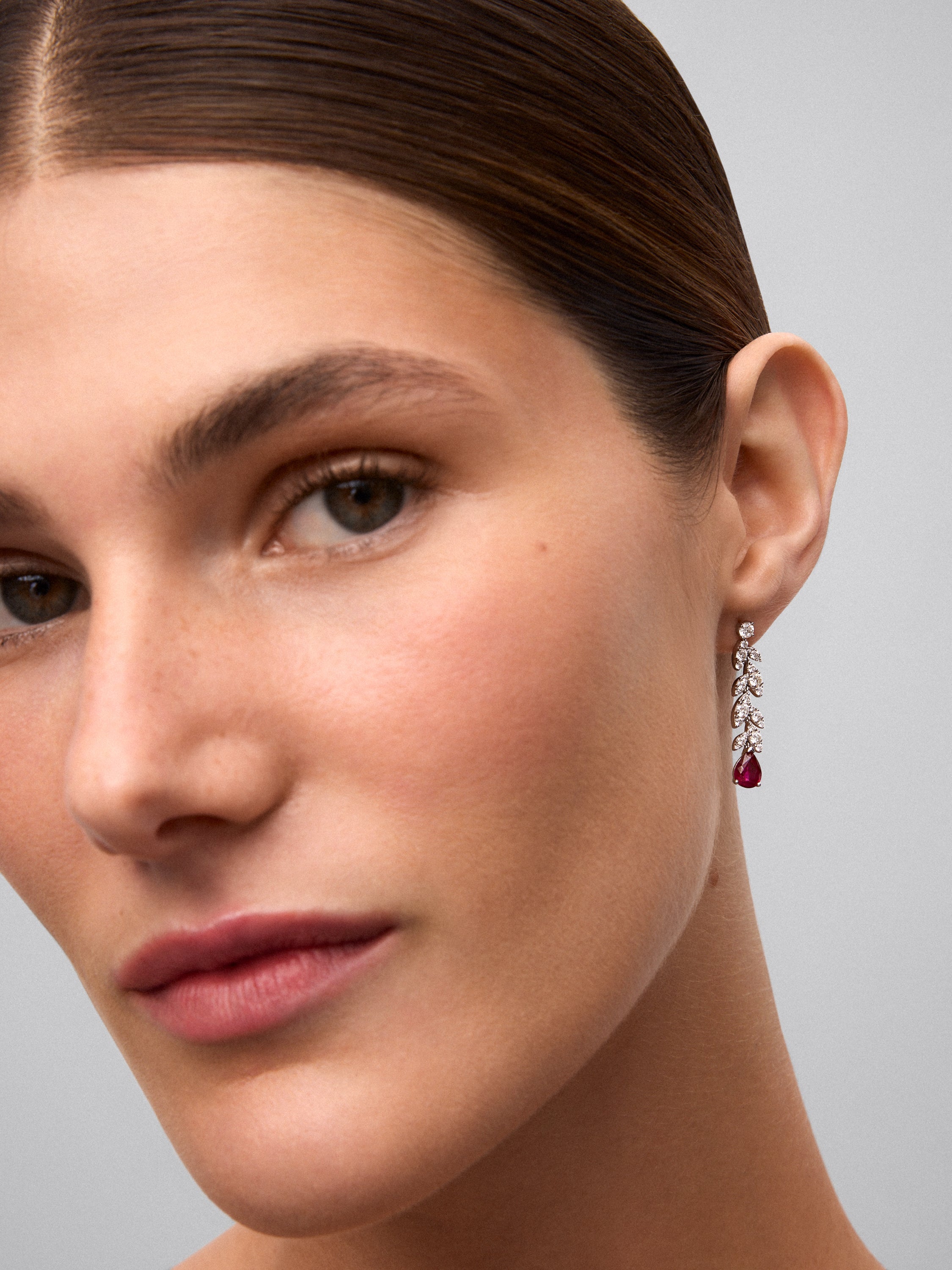 Pendientes de Alta Joyería en oro blanco de 18K con diamantes y rubíes rojos
