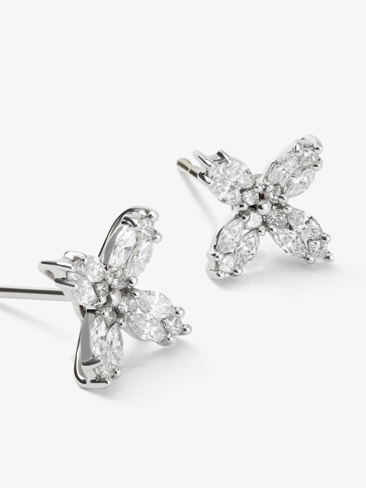 Pendientes de botón de oro blanco de 18K con diamantes de 0,86 cts