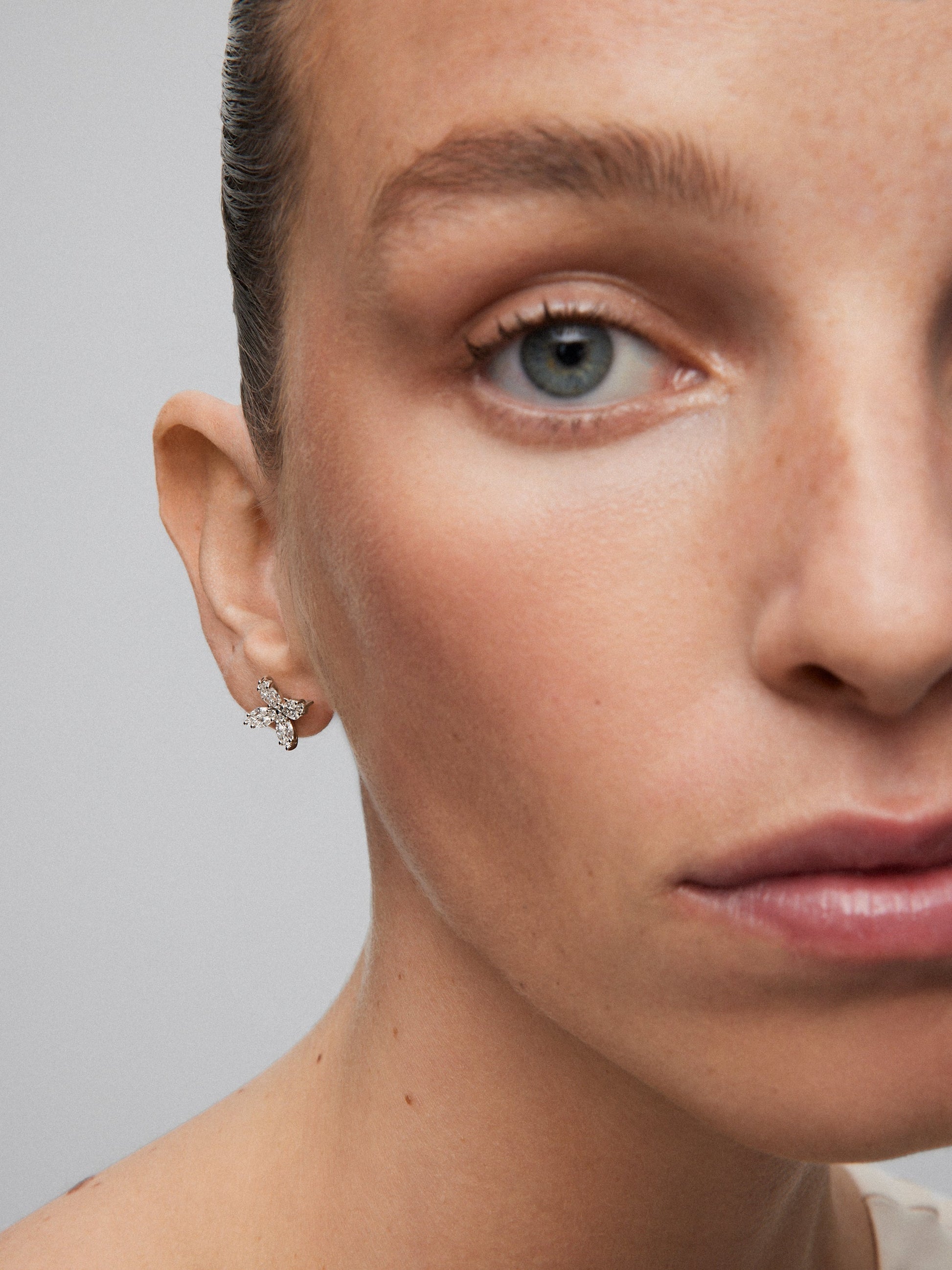Pendientes de botón de oro blanco de 18K con diamantes de 0,86 cts