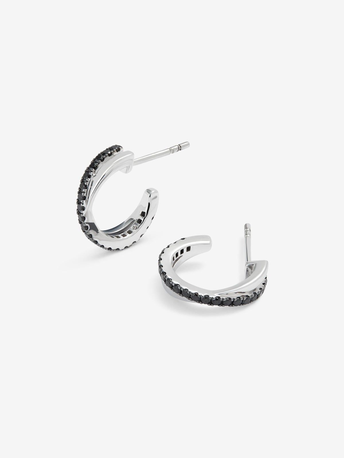 Aros cruzados de plata 925 con espinelas negras en talla brillante de 0,32 cts