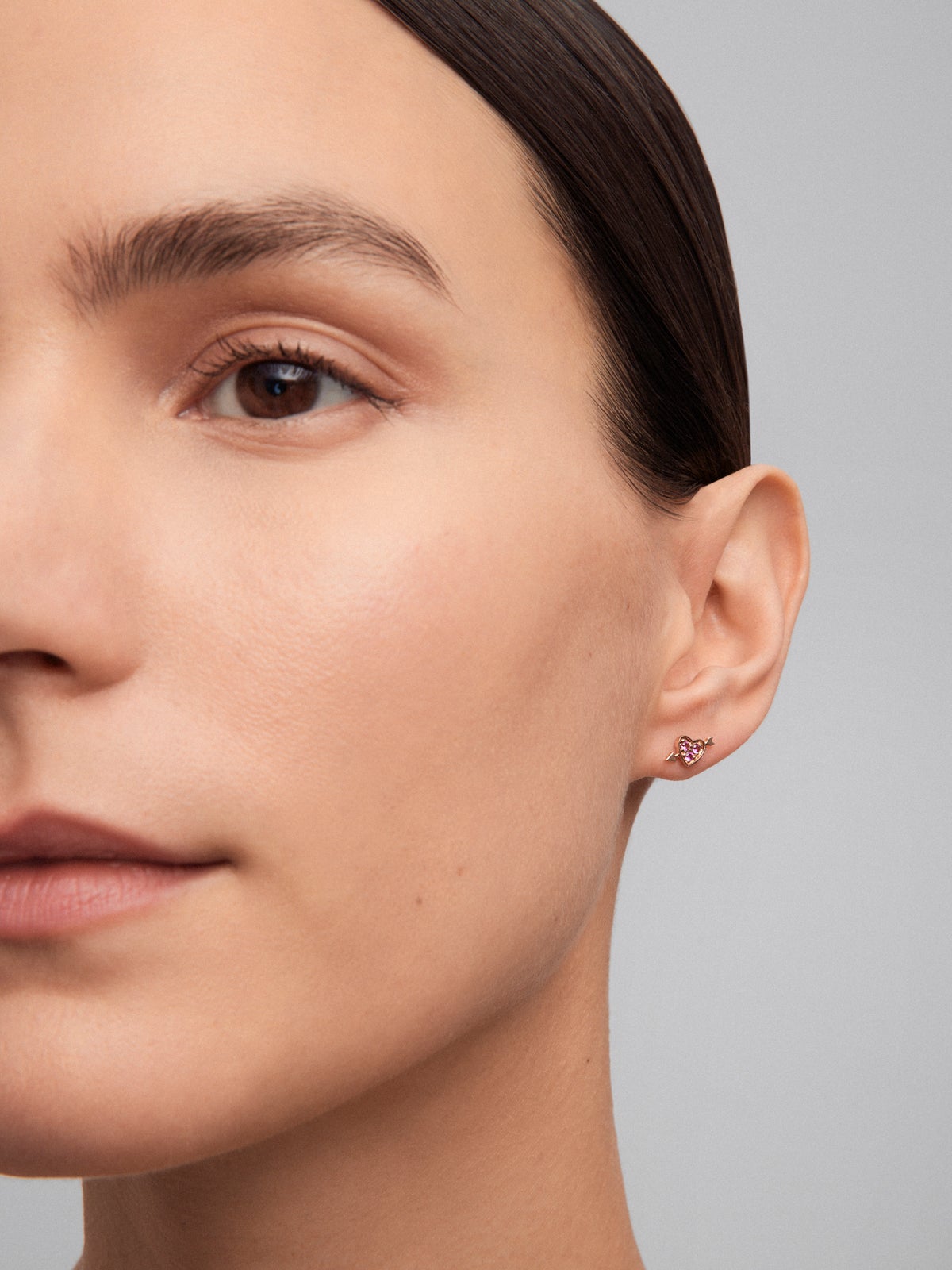 Pendiente individual de oro rosa de 18K con 3 zafiros rosas en talla brillante con un total de 0,1 cts y forma de corazón