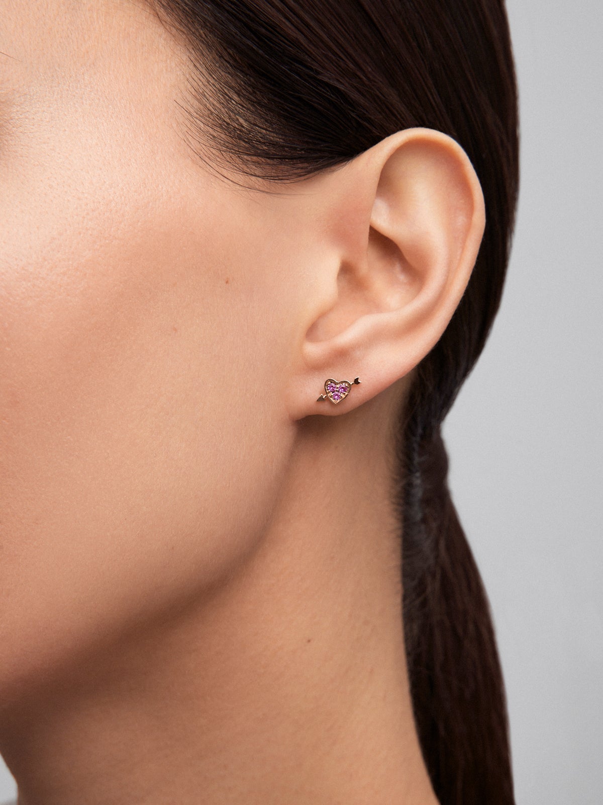 Pendiente individual de oro rosa de 18K con 3 zafiros rosas en talla brillante con un total de 0,1 cts y forma de corazón