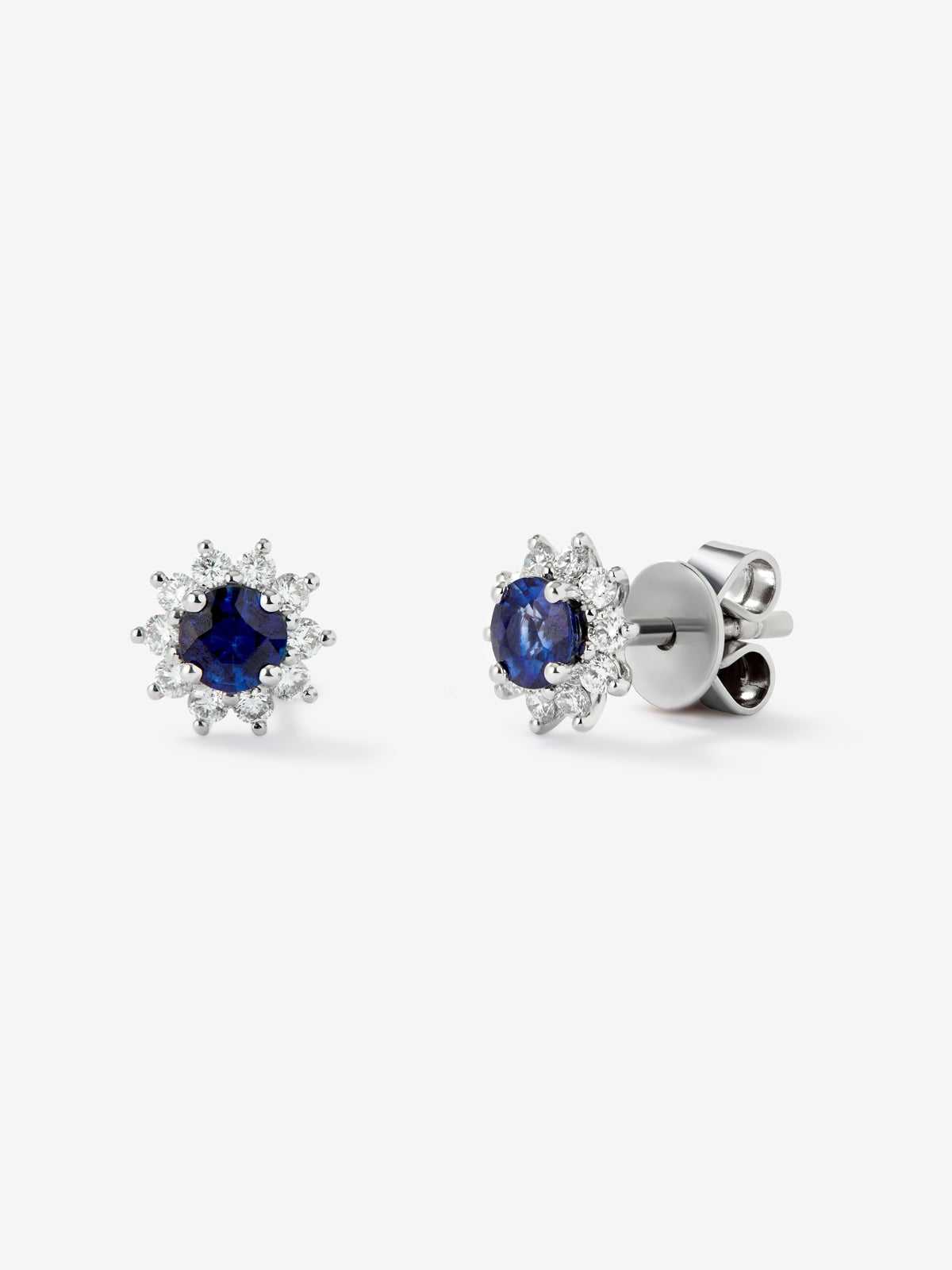Pendientes de oro blanco de 18K con zafiros azules en talla brillante de 0,64 cts y diamantes en talla brillante de 0,29 cts con forma de estrella