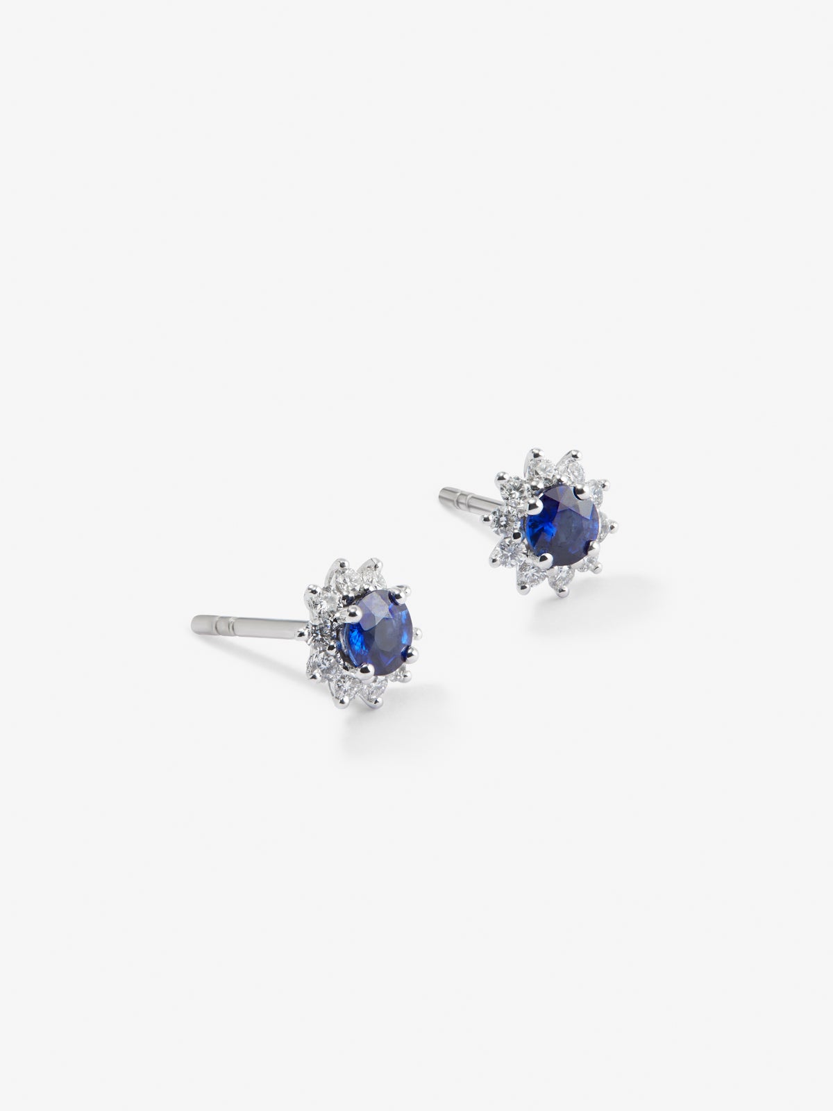 Pendientes de oro blanco de 18K con zafiros azules en talla brillante de 0,64 cts y diamantes en talla brillante de 0,29 cts con forma de estrella