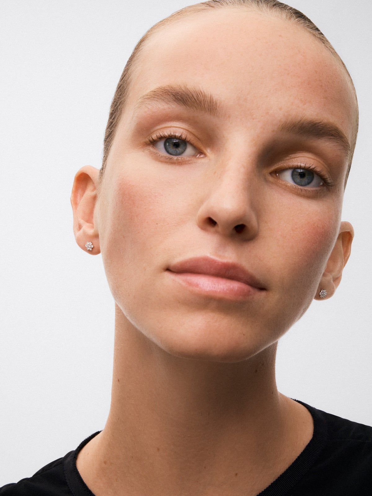 Pendientes de oro blanco de 18K con diamantes en talla brillante de 0,3 cts con forma de estrella