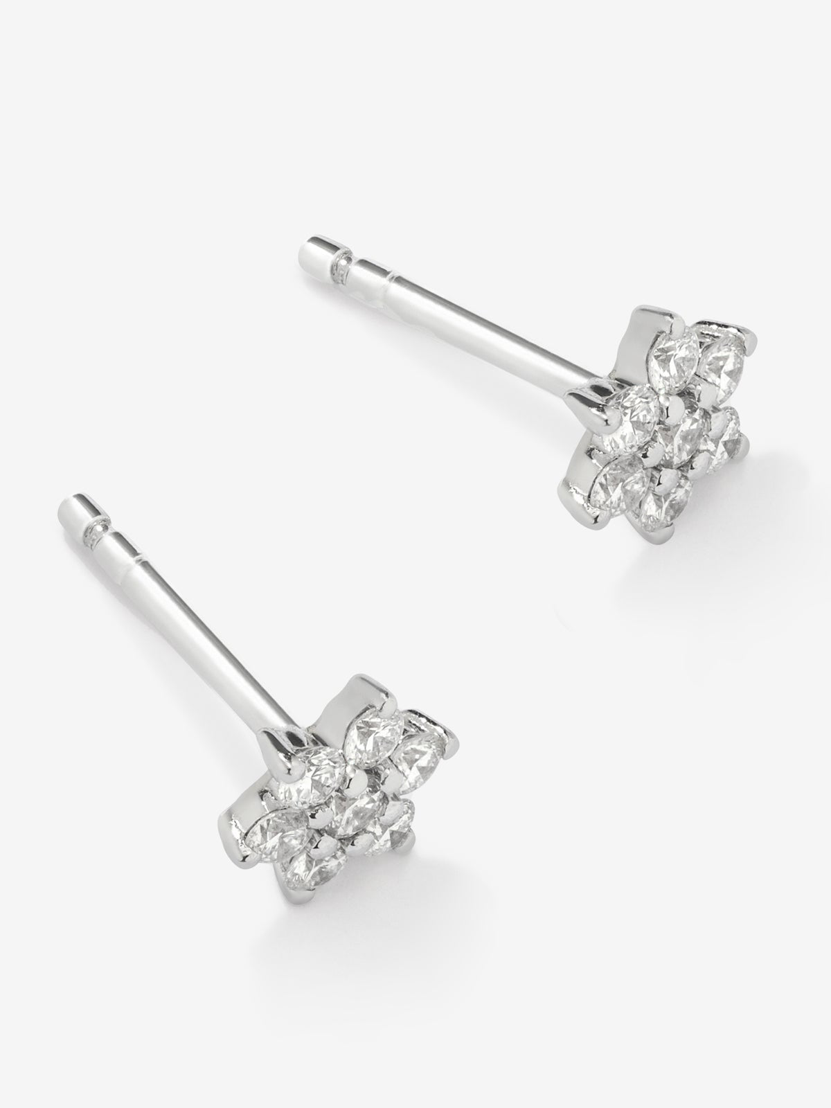 Pendientes de oro blanco de 18K con diamantes en talla brillante de 0,3 cts con forma de estrella