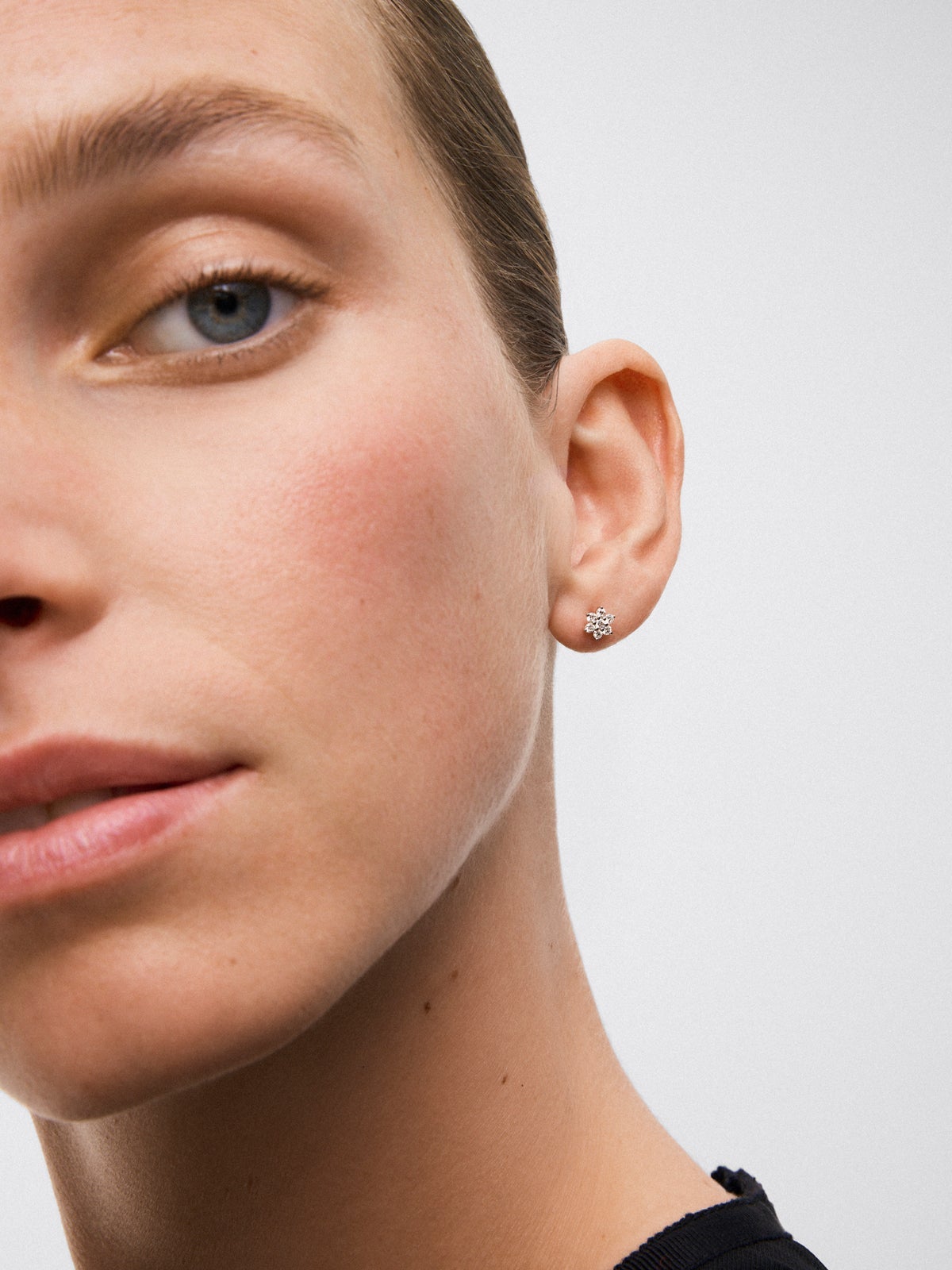 Pendientes de oro blanco de 18K con diamantes en talla brillante de 0,3 cts con forma de estrella