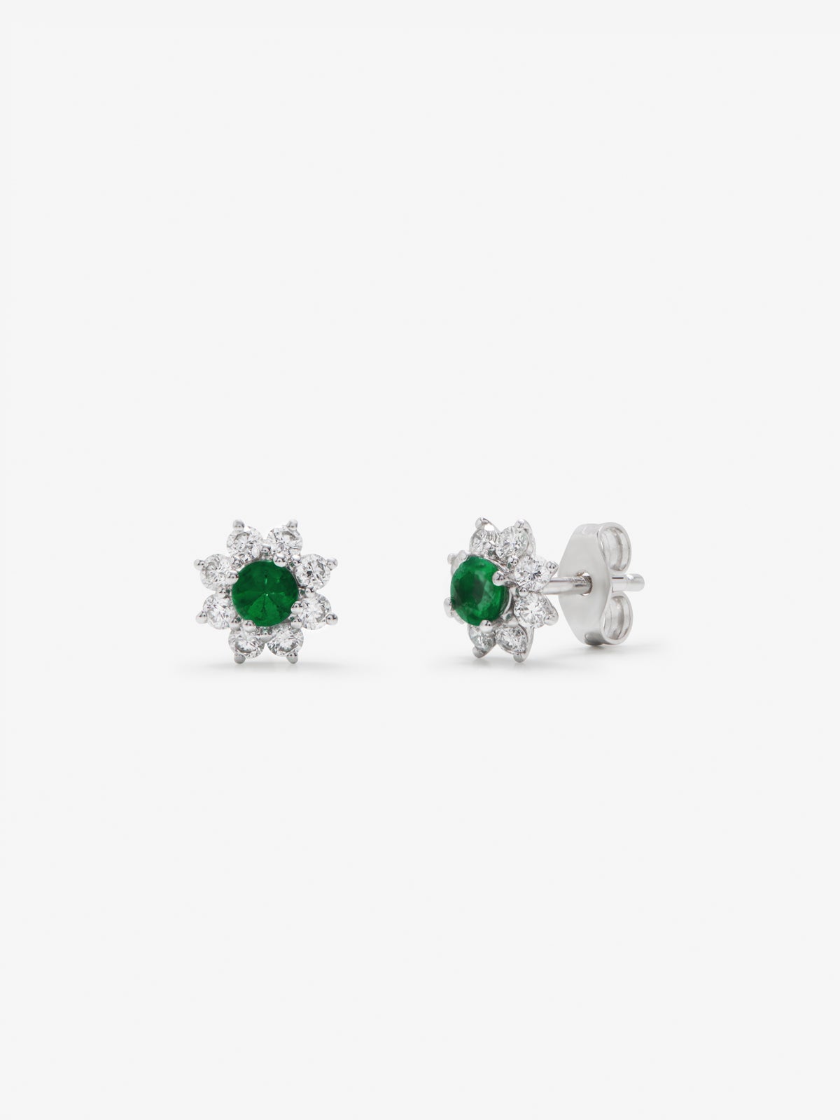 Pendientes de oro blanco de 18K con esmeralda de 0,19 cts y diamantes en talla brillante  con forma de estrella