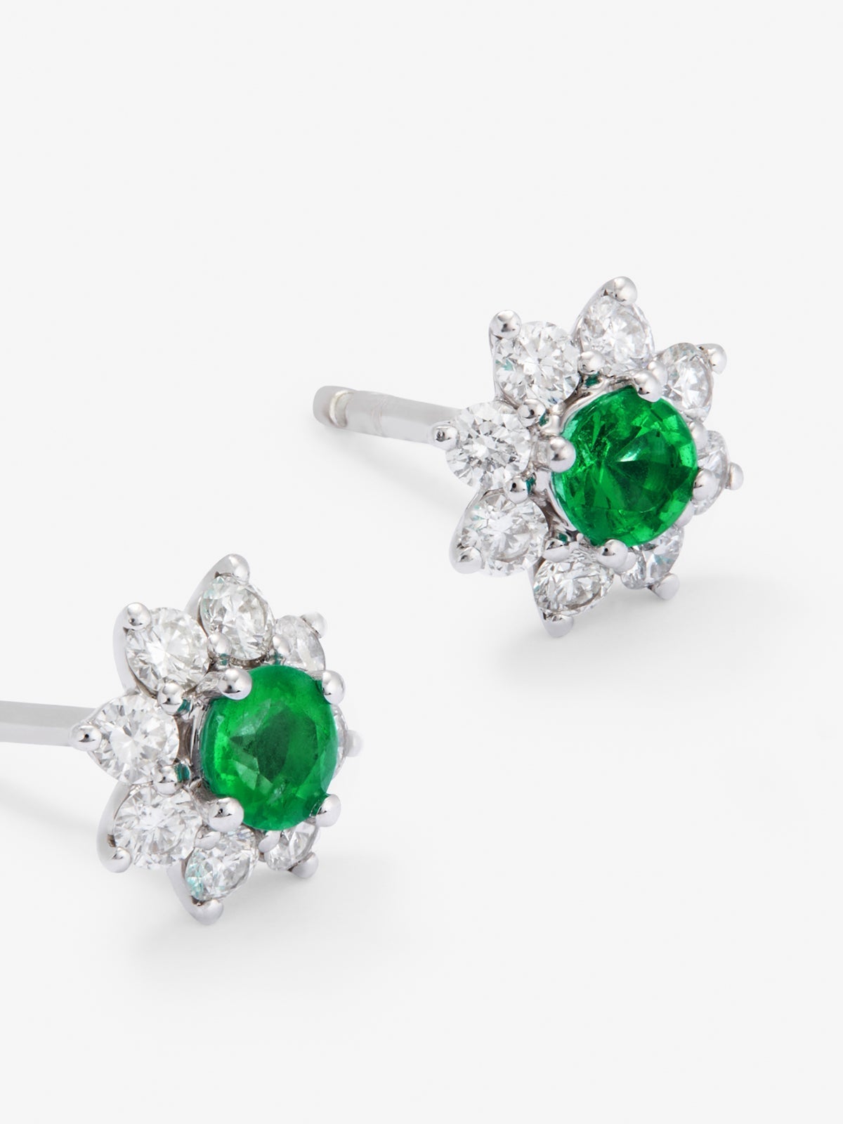 Pendientes de oro blanco de 18K con esmeralda de 0,19 cts y diamantes en talla brillante  con forma de estrella