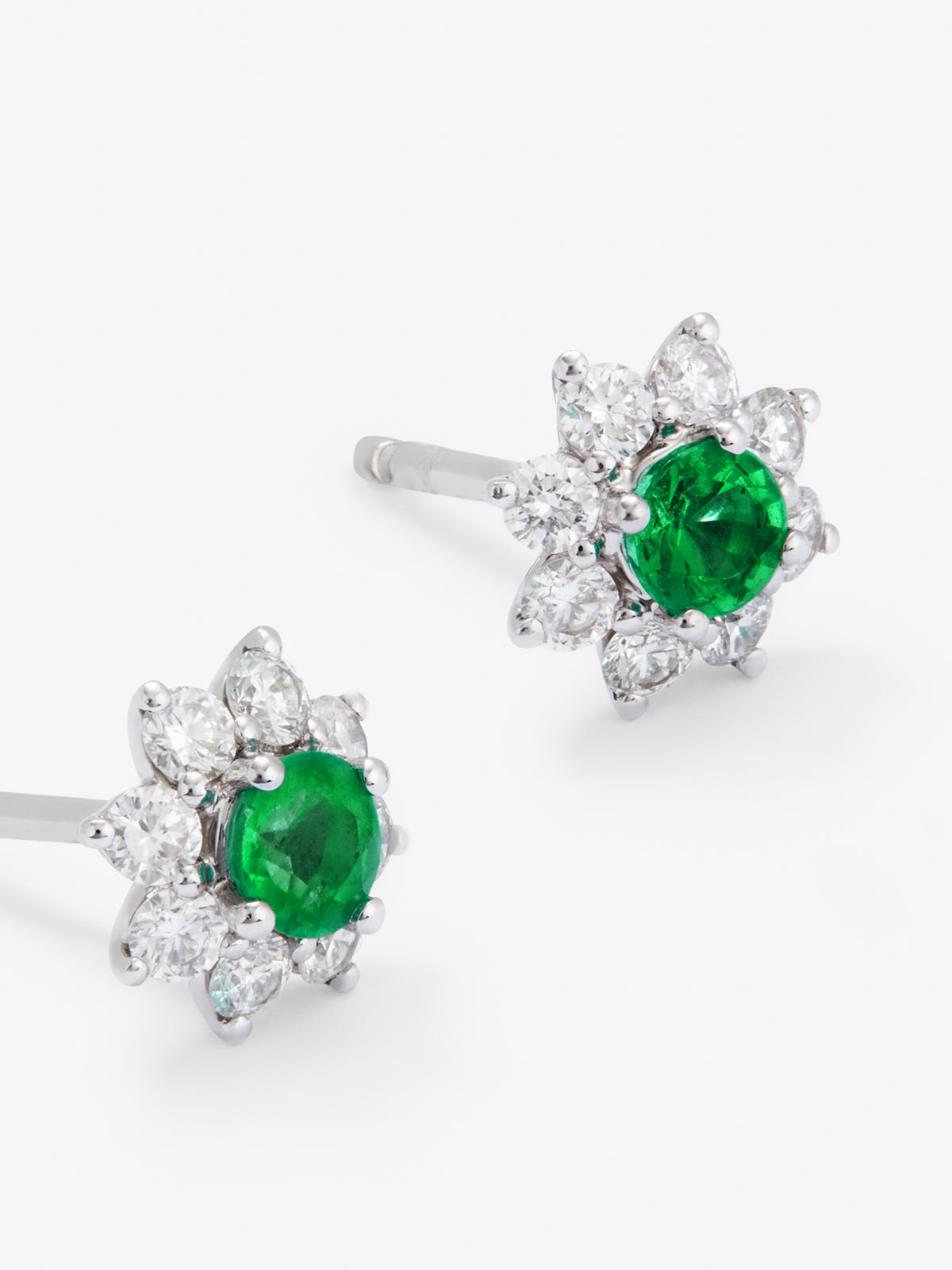 Pendientes de oro blanco de 18K con 2 esmeraldas en talla brillante con un total de 0,19 cts y 12 diamantes en talla brillante con un total de 0,28 cts