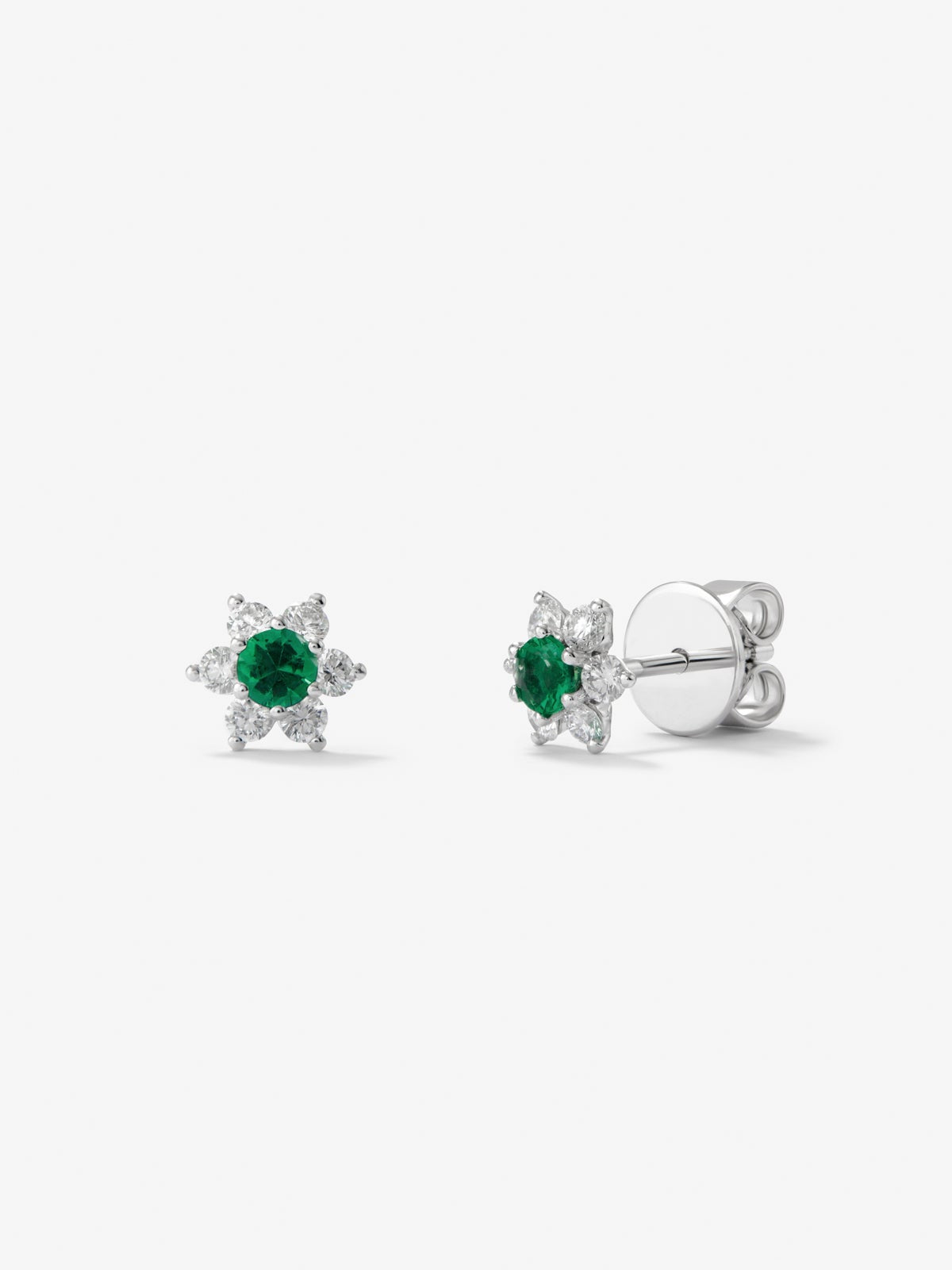 Pendientes de oro blanco de 18K con esmeralda en talla brillante de 0,19 cts  y diamantes con forma de estrella