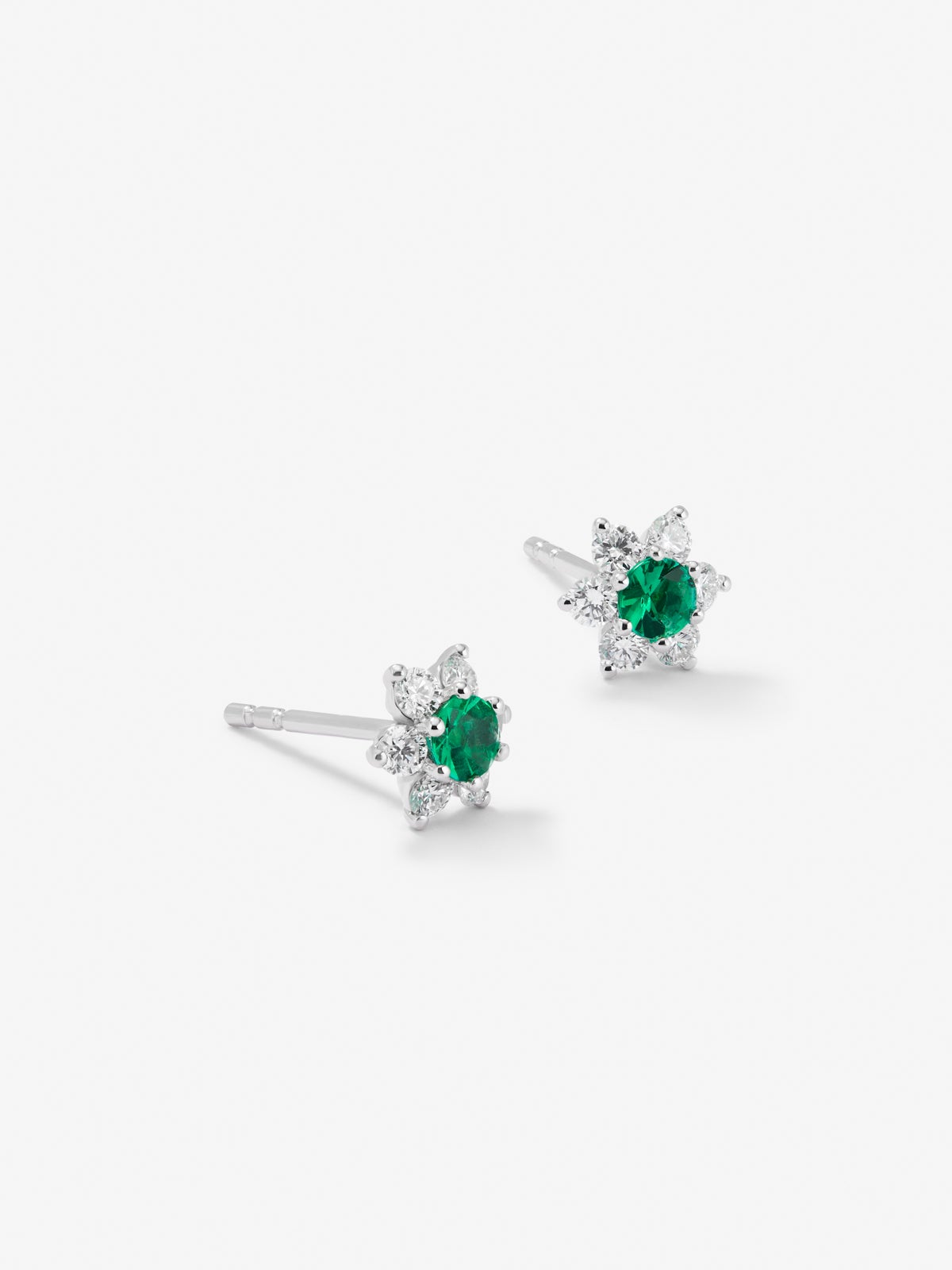 Pendientes de oro blanco de 18K con esmeralda en talla brillante de 0,19 cts  y diamantes con forma de estrella