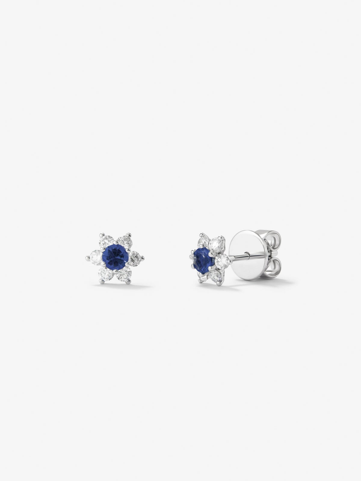 Pendientes de oro blanco de 18K con 2 zafiros azules en talla brillante con un total de 0,27 cts y 12 diamantes en talla brillante con un total de 0,32 cts