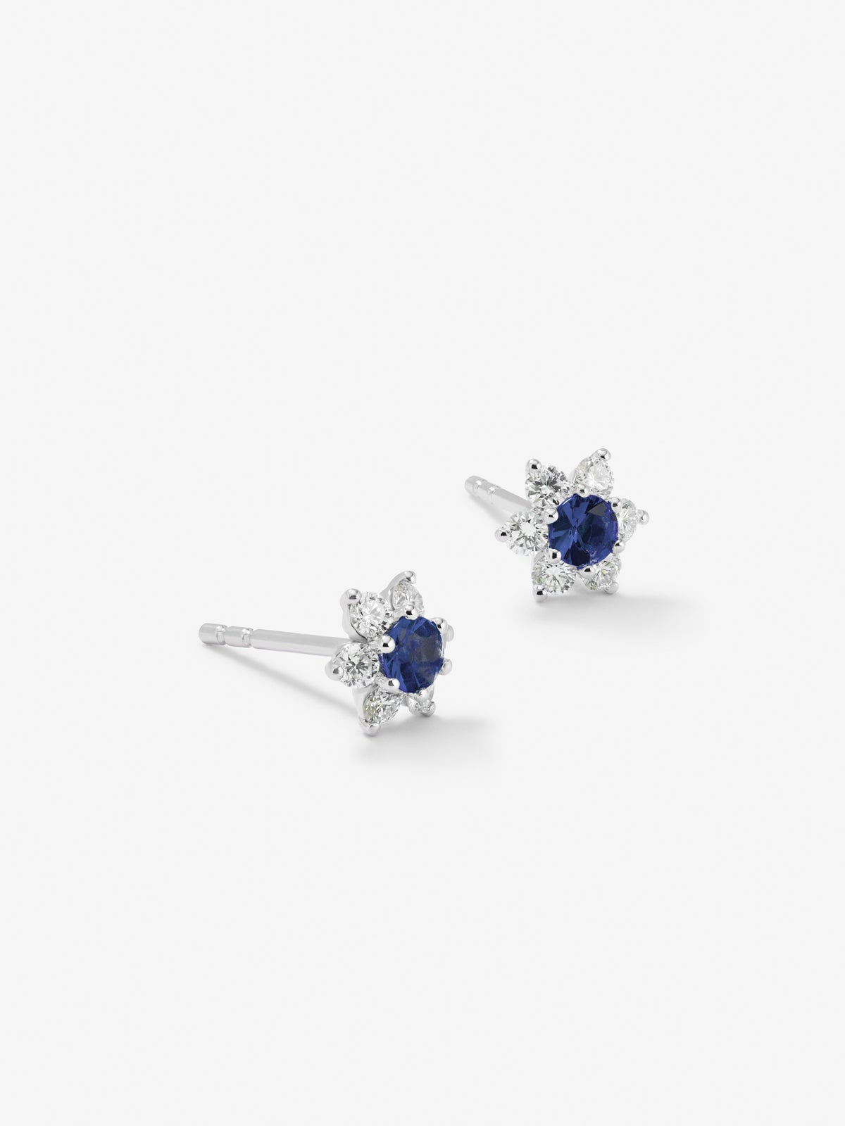 Pendientes de oro blanco de 18K con 2 zafiros azules en talla brillante con un total de 0,27 cts y 12 diamantes en talla brillante con un total de 0,32 cts