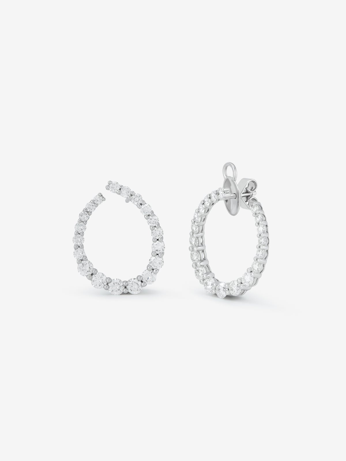 Pendientes aro lateral de oro blanco de 18K con diamantes en garra