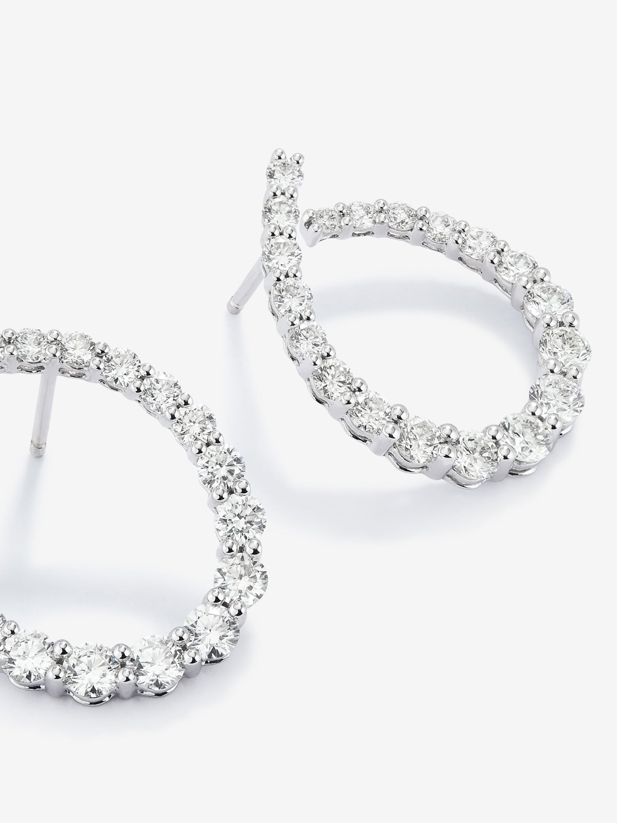 Pendientes de aro abiertos de oro blanco de 18K con diamantes blancos en talla brillante de 3,1 cts