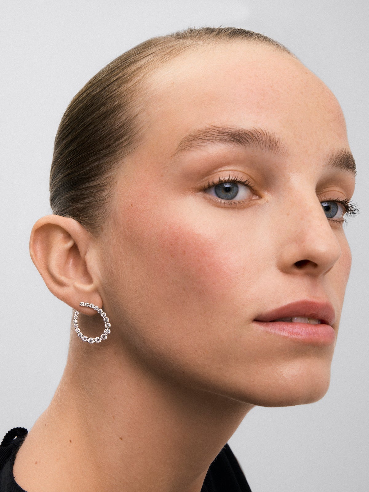 Pendientes de aro abiertos de oro blanco de 18K con diamantes blancos en talla brillante de 3,1 cts