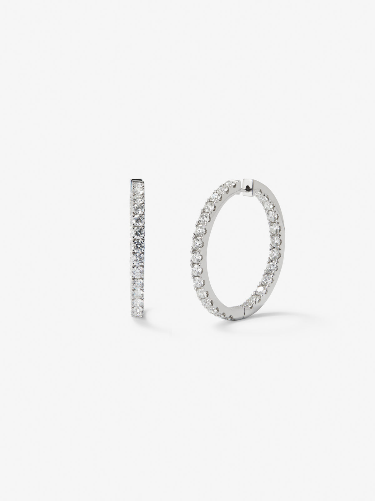 Pendientes de aro de oro blanco de 18K con 28 diamantes en talla brillante con un total de 1,05 cts