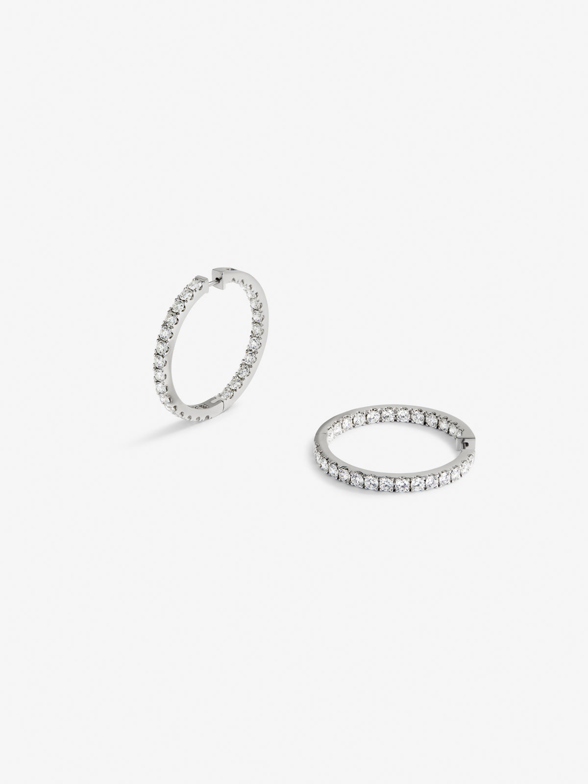 Pendientes de aro de oro blanco de 18K con 28 diamantes en talla brillante con un total de 1,05 cts