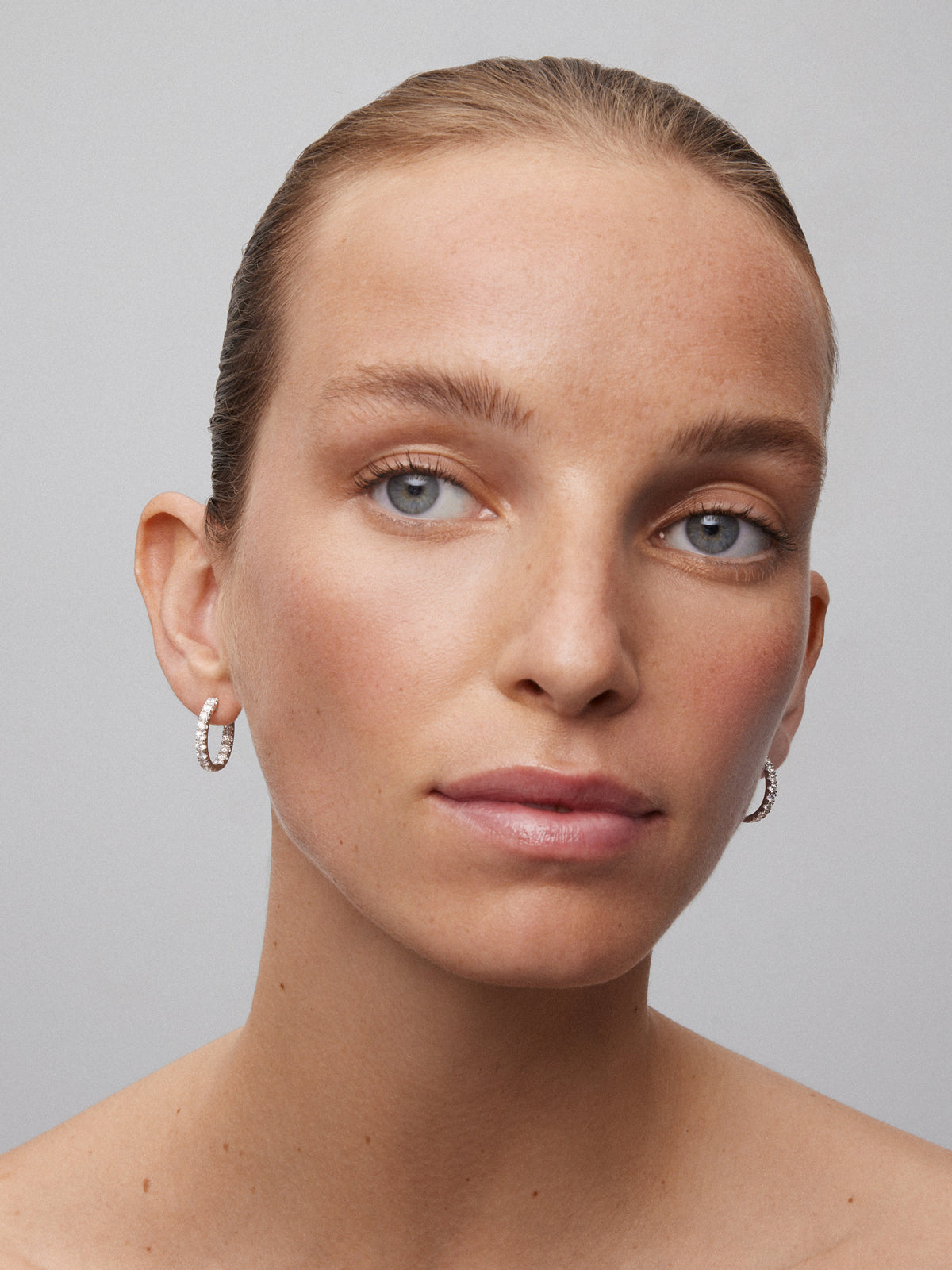 Pendientes de aro de oro blanco de 18K con 28 diamantes en talla brillante con un total de 1,05 cts