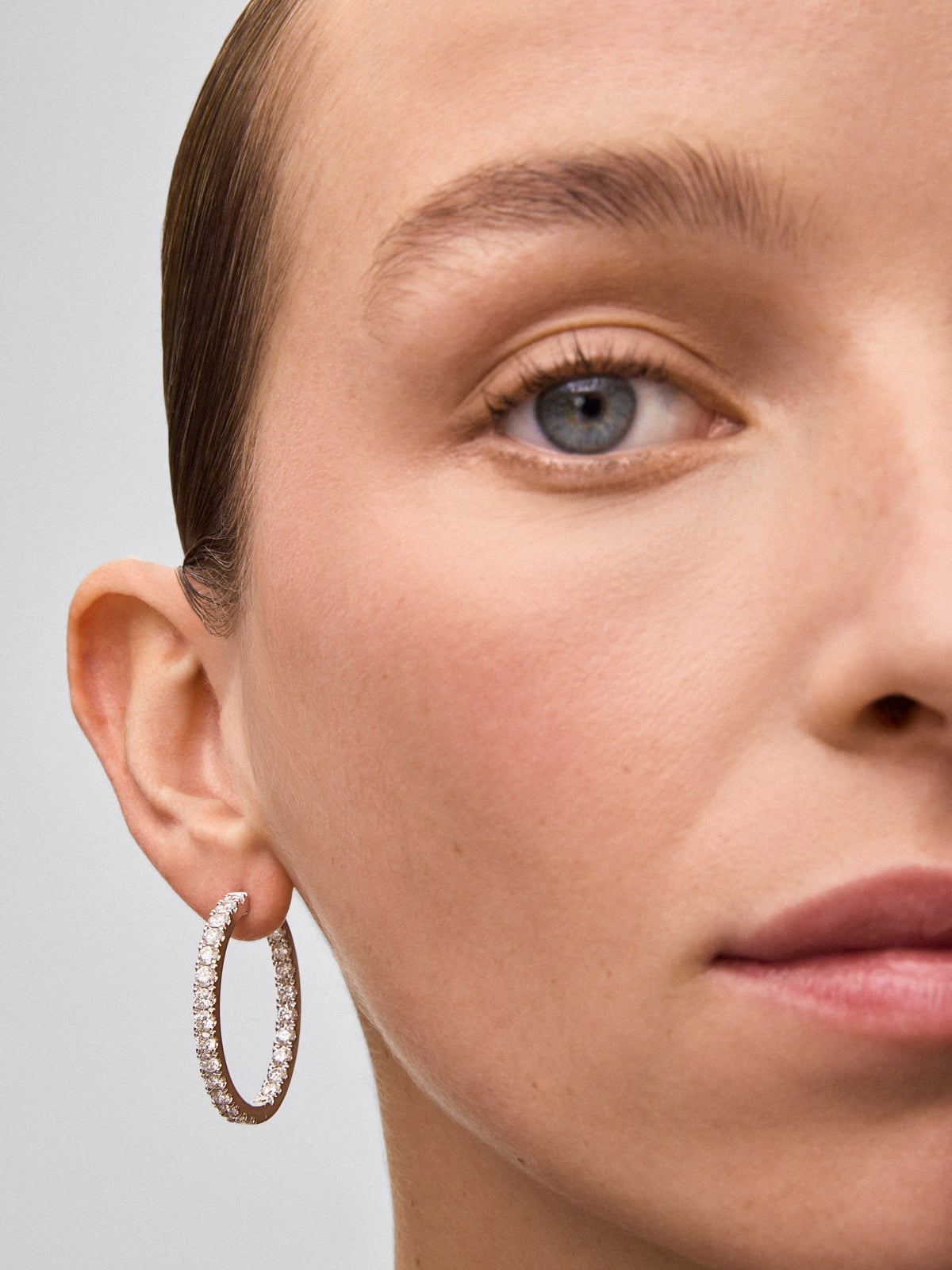 Pendientes aro de oro blanco de 18K con diamantes en garra