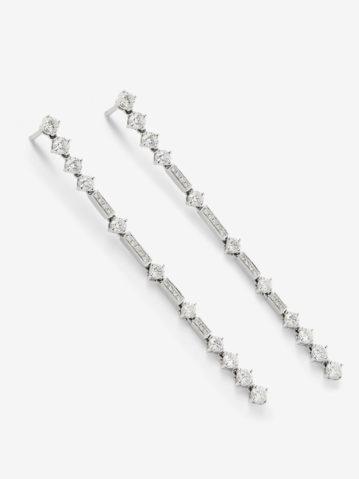 Pendientes de oro blanco de 18K con 58 diamantes en talla brillante con un total de 2,08 cts