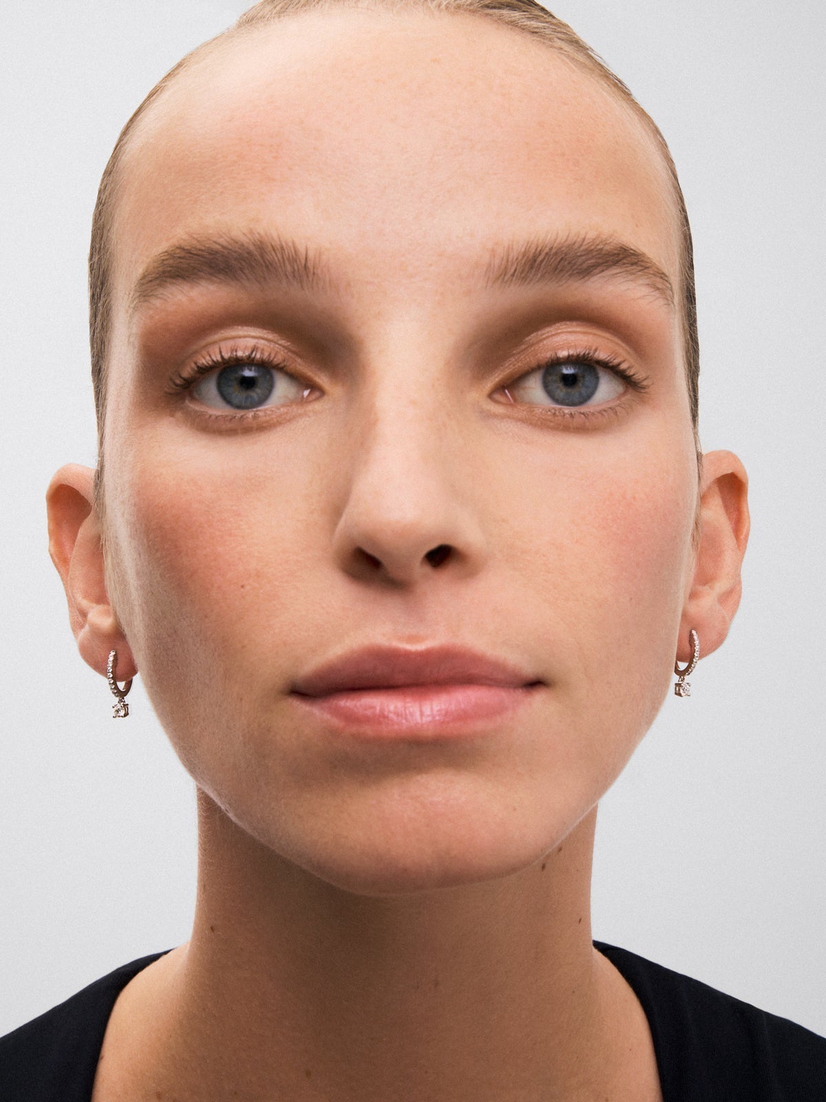 Pendientes aro con colgante de oro blanco de 18K con diamantes