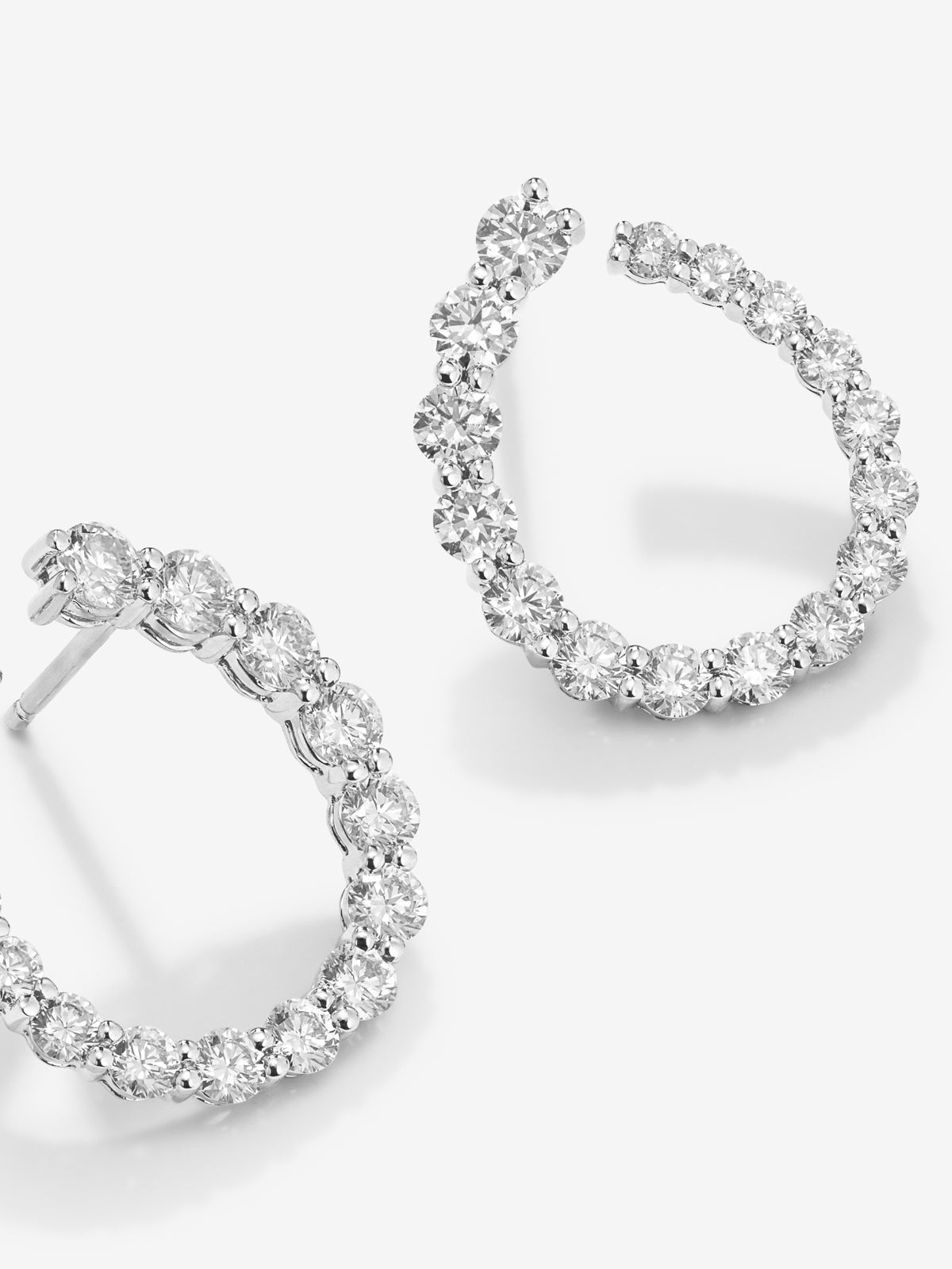 Pendientes de aro de oro blanco de 18K con 32 diamantes en talla brillante con un total de 3,01 cts