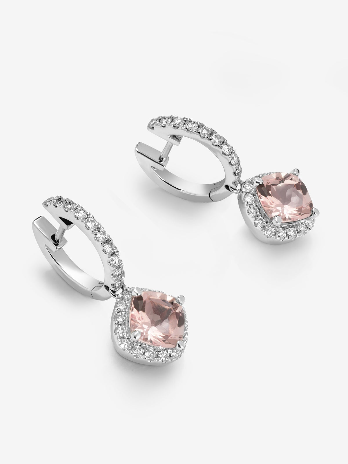 Pendientes de oro blanco con morganitas rosas en talla cushion de 1,78 cts y diamantes en talla brillante