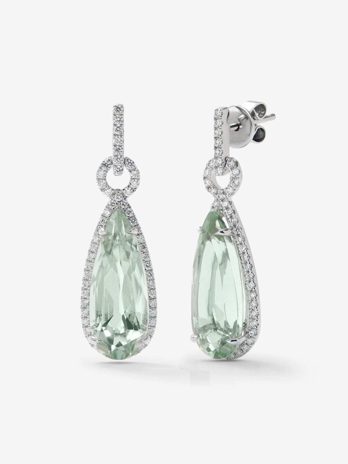 Pendientes de aro de oro blanco de 18K con amatistas verdes en talla pera y 108 diamantes blancos en talla brillante con un total de 0,59 cts