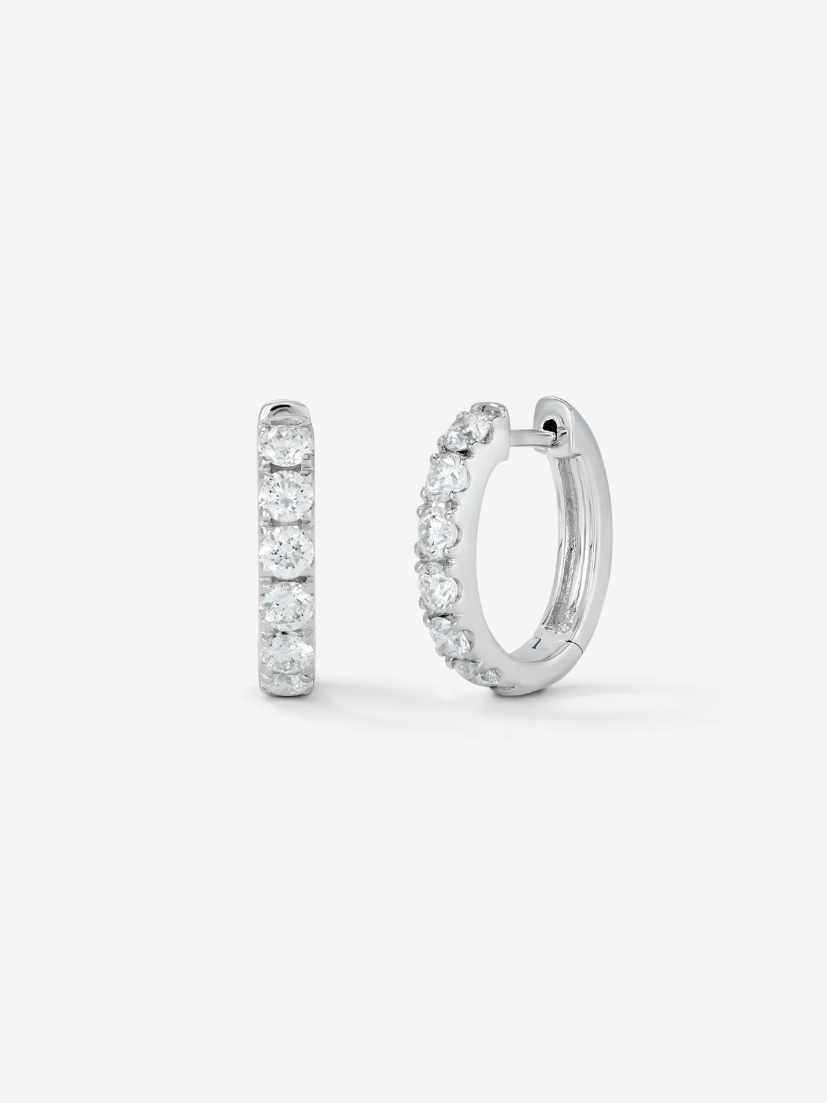Pendientes de oro blanco de 18K con 12 diamantes en talla brillante con un total de 0,96 cts