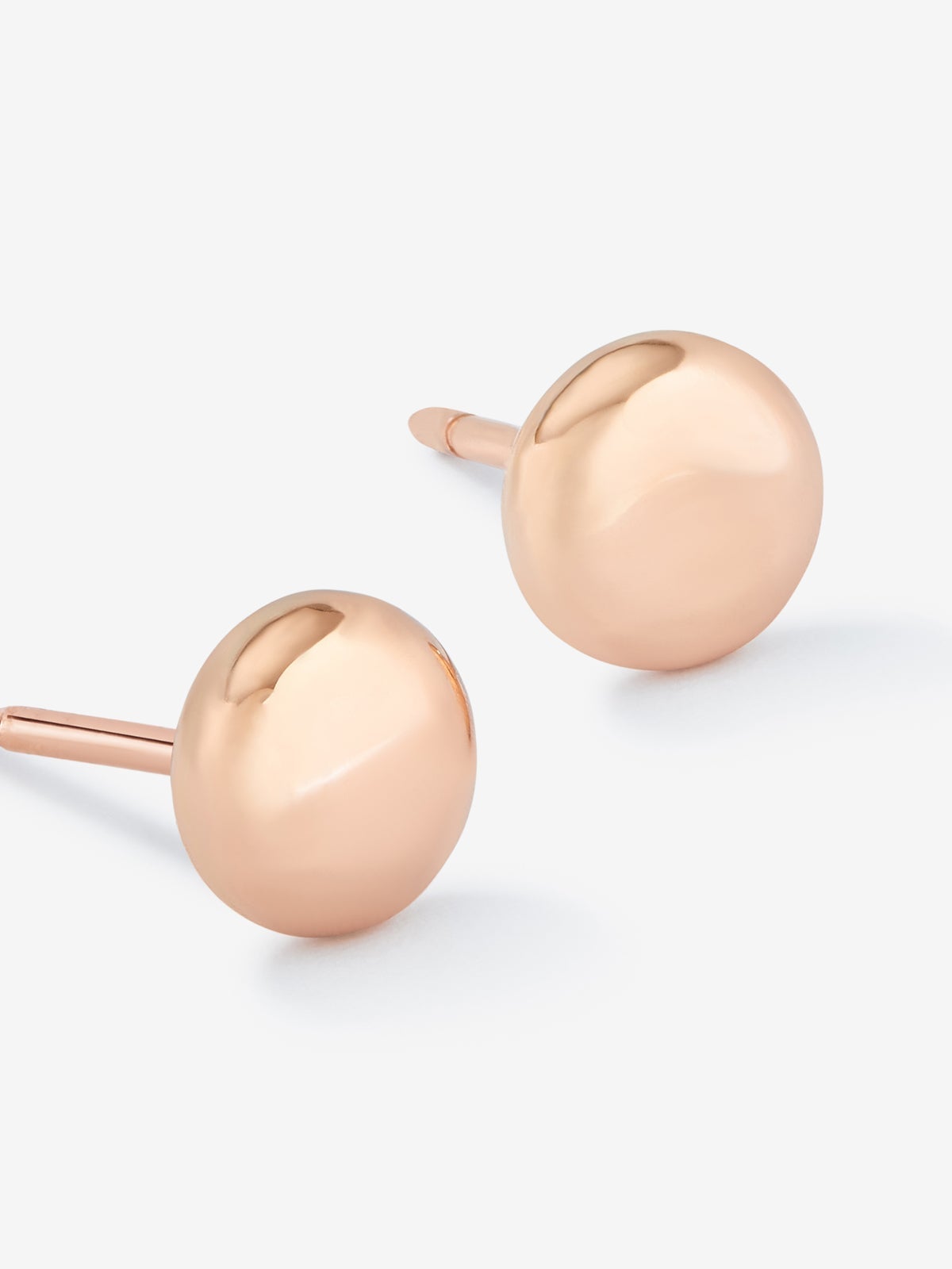 Pendientes botón pequeño de oro rosa de 18K