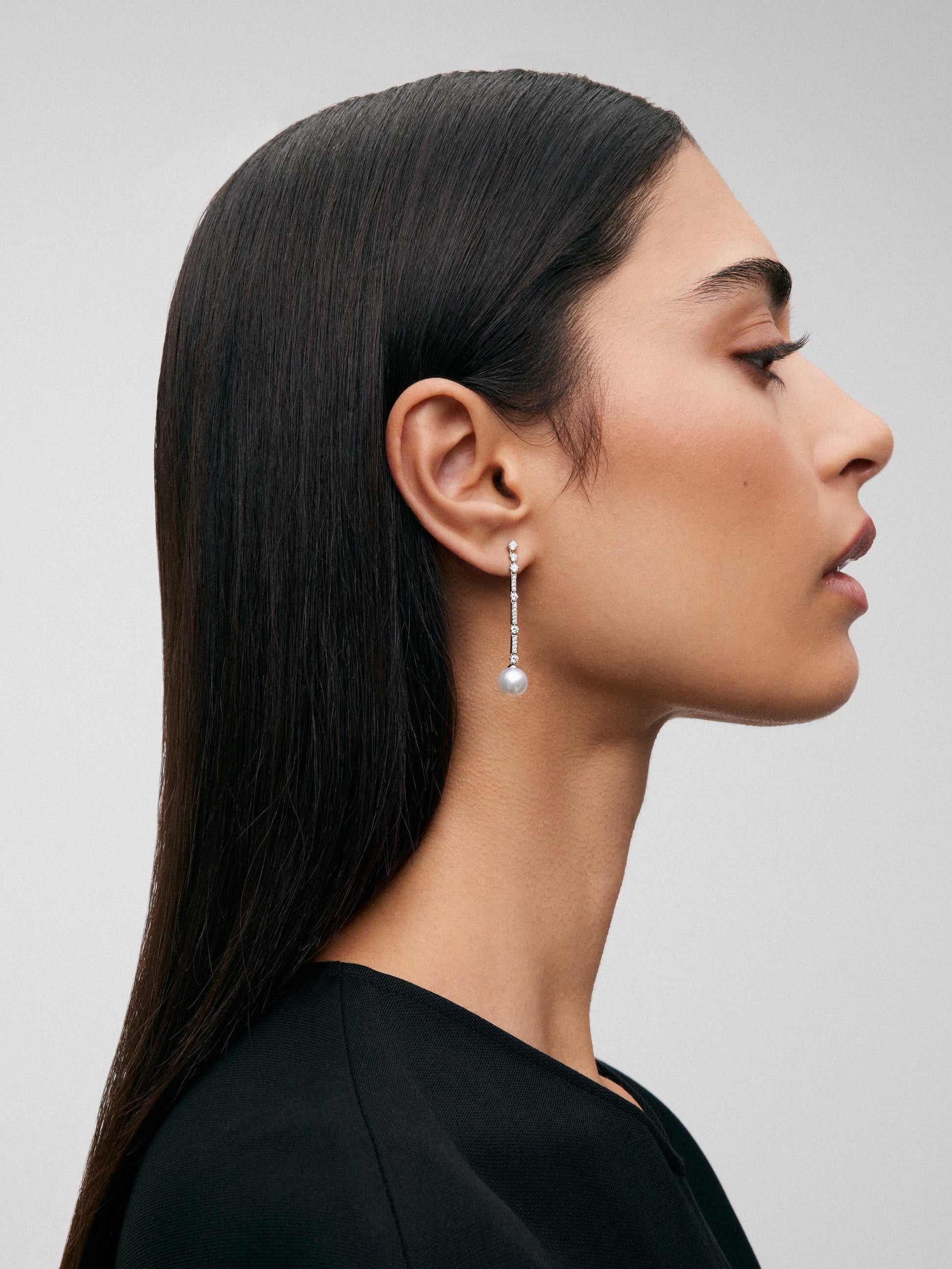 Pendientes de oro blanco de 18K con perlas blancas y diamantes blancos en talla brillante de 0,66