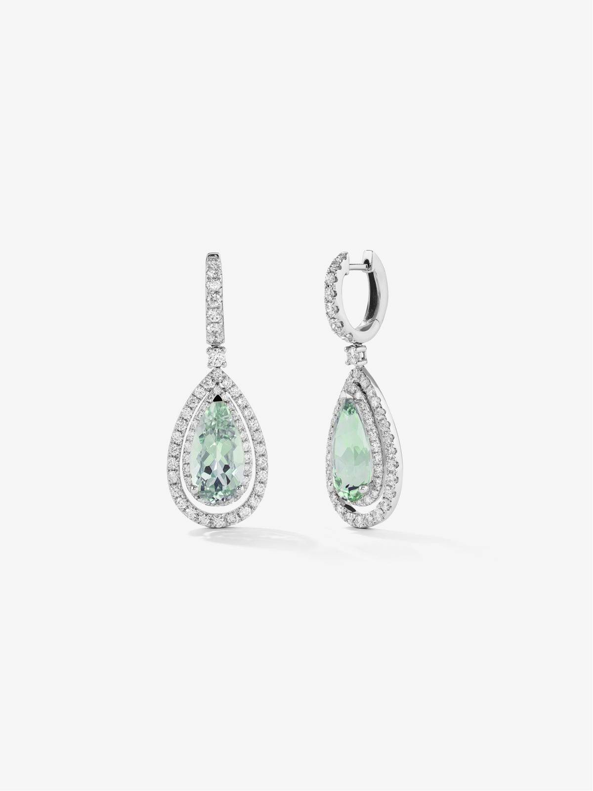 Pendientes de oro blanco de 18K con 2 amatistas verdes en talla pera con un total de 5,91 cts y 120 diamantes en talla brillante con un total de 1,53 cts
