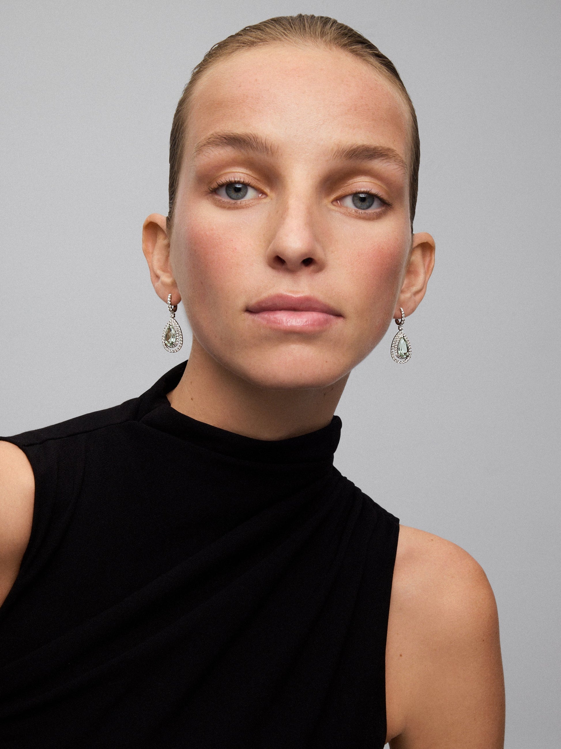 Pendientes de oro blanco de 18K con 2 amatistas verdes en talla pera con un total de 5,91 cts y 120 diamantes en talla brillante con un total de 1,53 cts