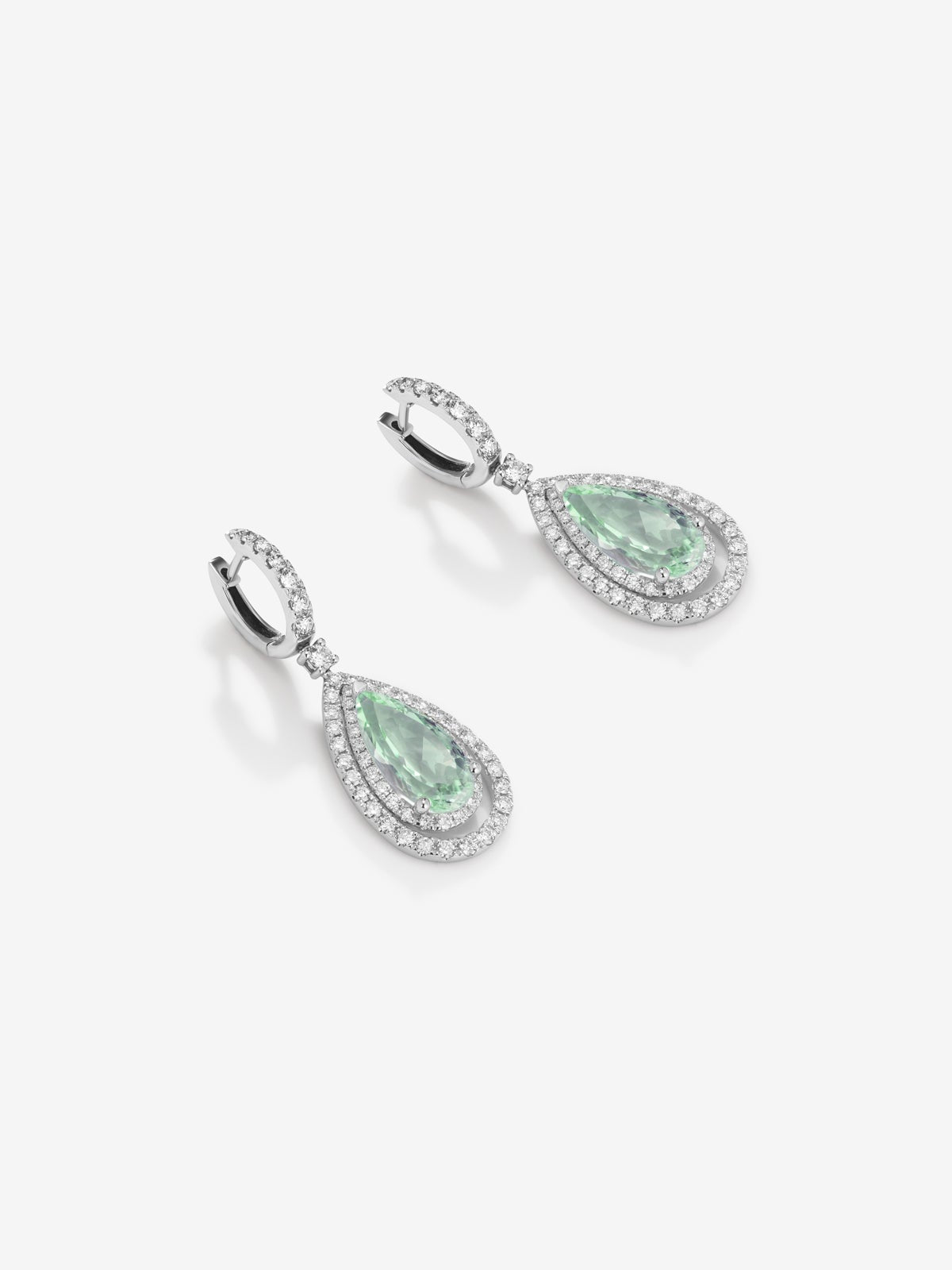 Pendientes de oro blanco de 18K con 2 amatistas verdes en talla pera con un total de 5,91 cts y 120 diamantes en talla brillante con un total de 1,53 cts
